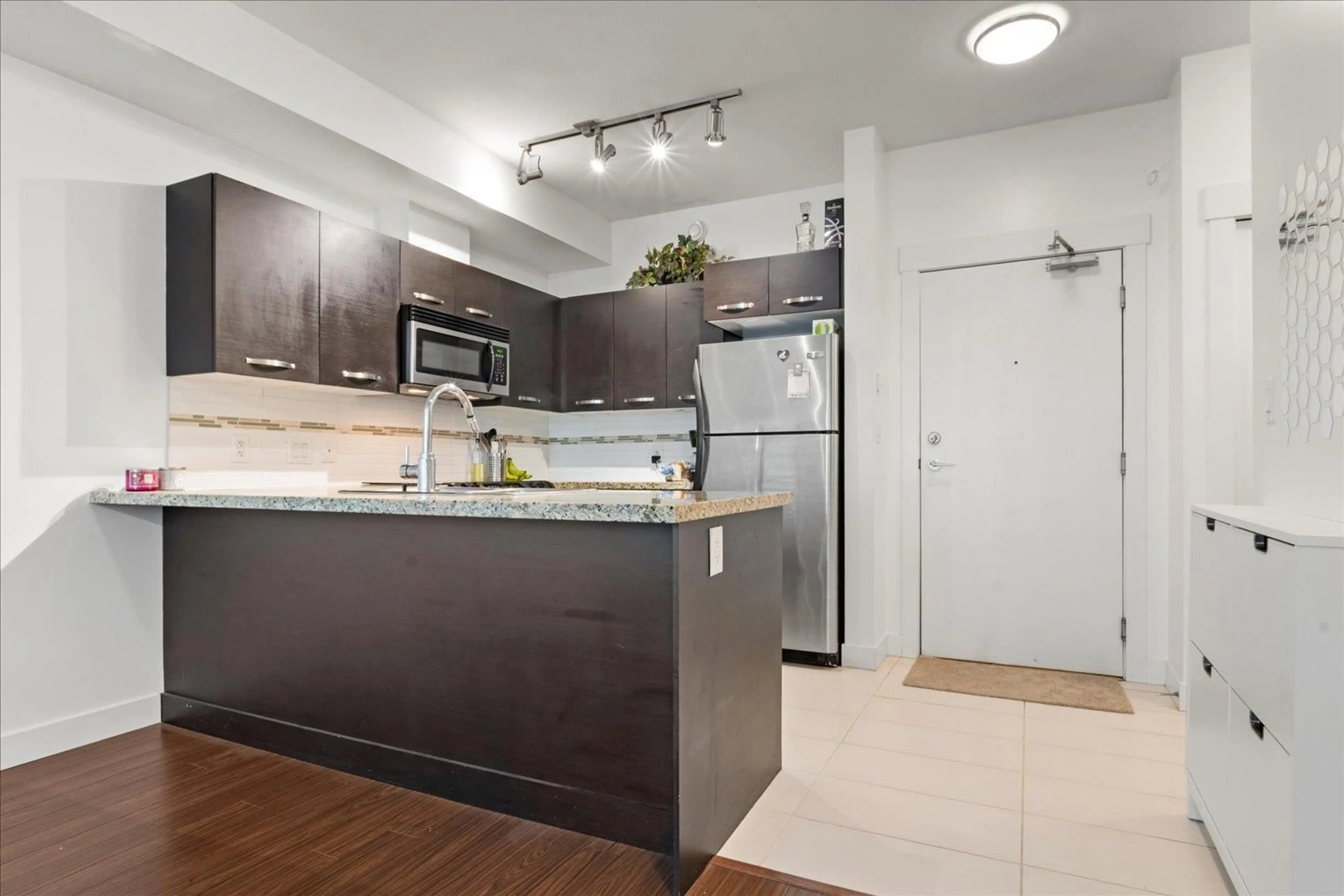 Standard kitchen, unknown for 105 - 33539 HOLLAND AVENUE, Abbotsford British Columbia V2S0C6