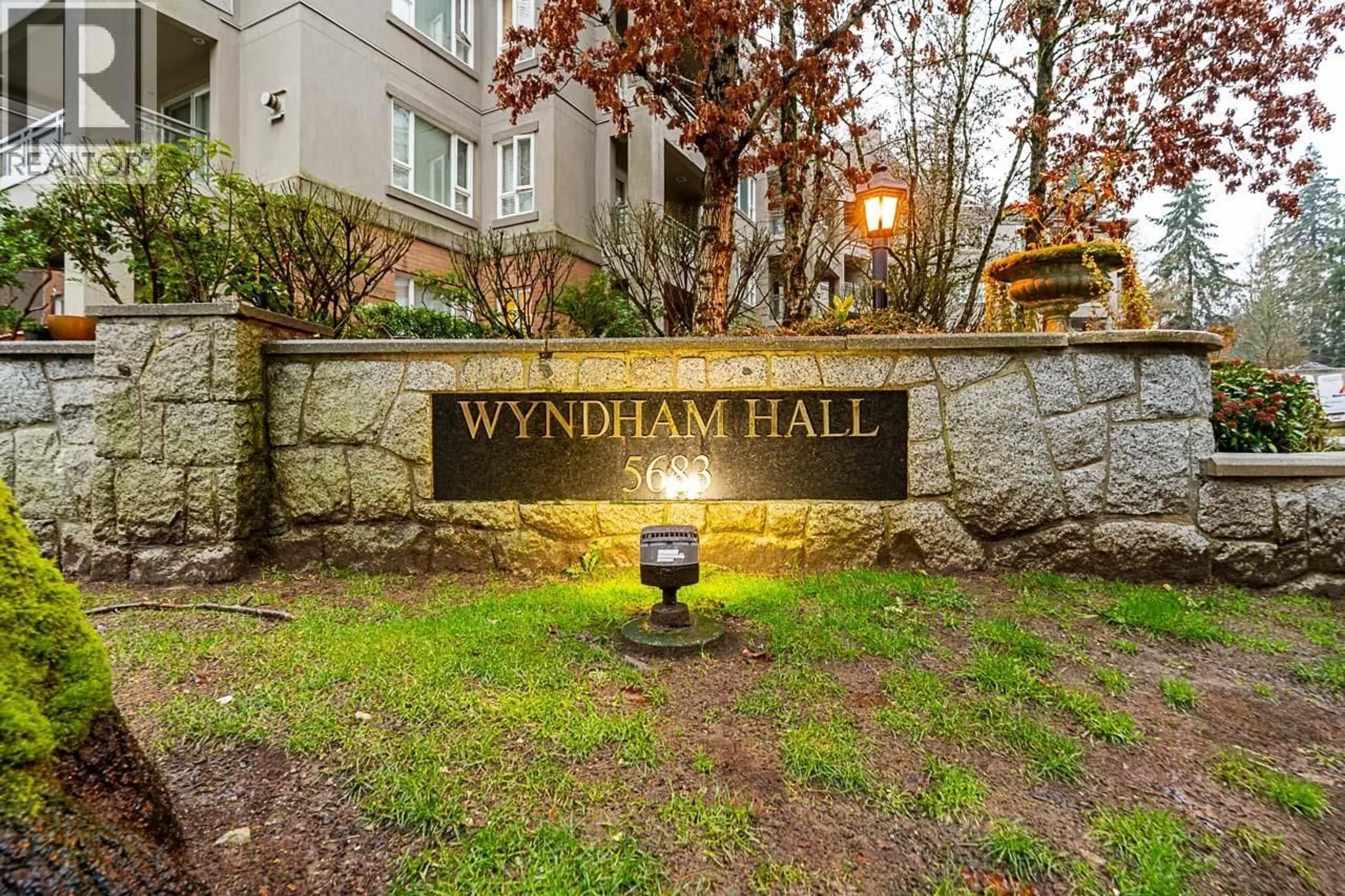 Indoor foyer for 303 - 5683 HAMPTON PLACE, Vancouver British Columbia V6T2H3