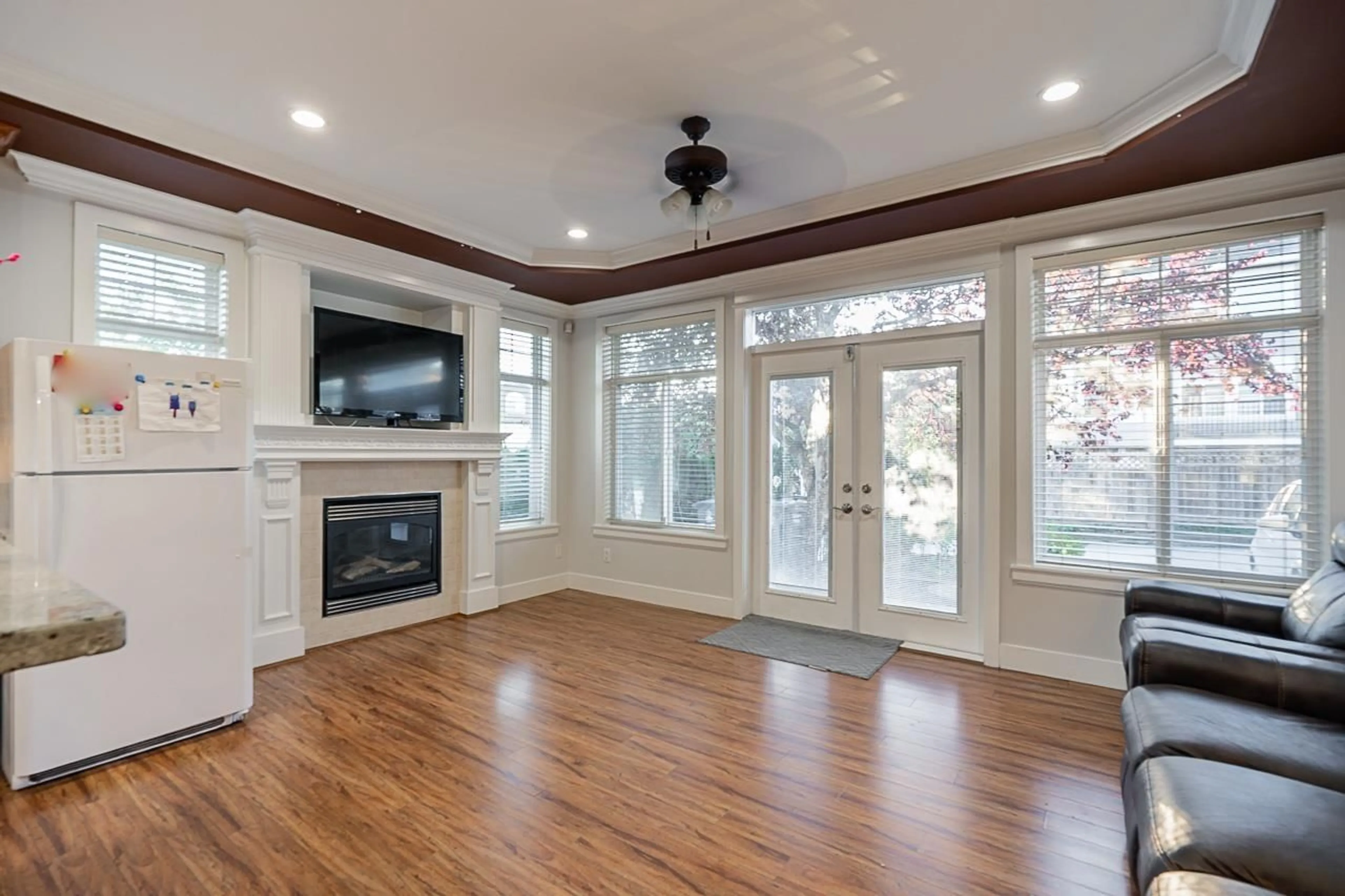 Living room with furniture, wood/laminate floor for 15177 76 AVENUE, Surrey British Columbia V3S2H4