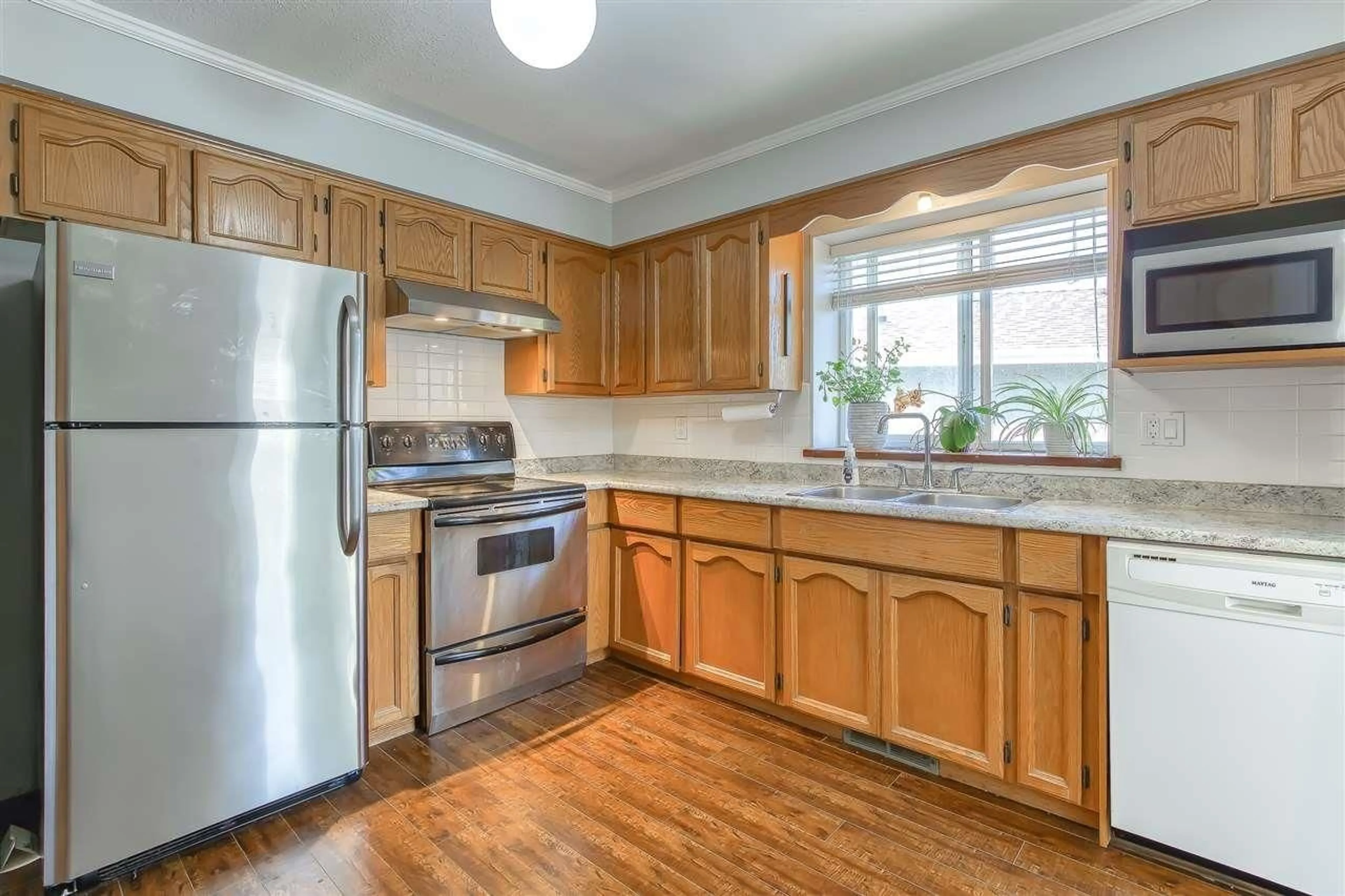 Standard kitchen, wood/laminate floor for 13095 65A AVENUE, Surrey British Columbia V3W8P7