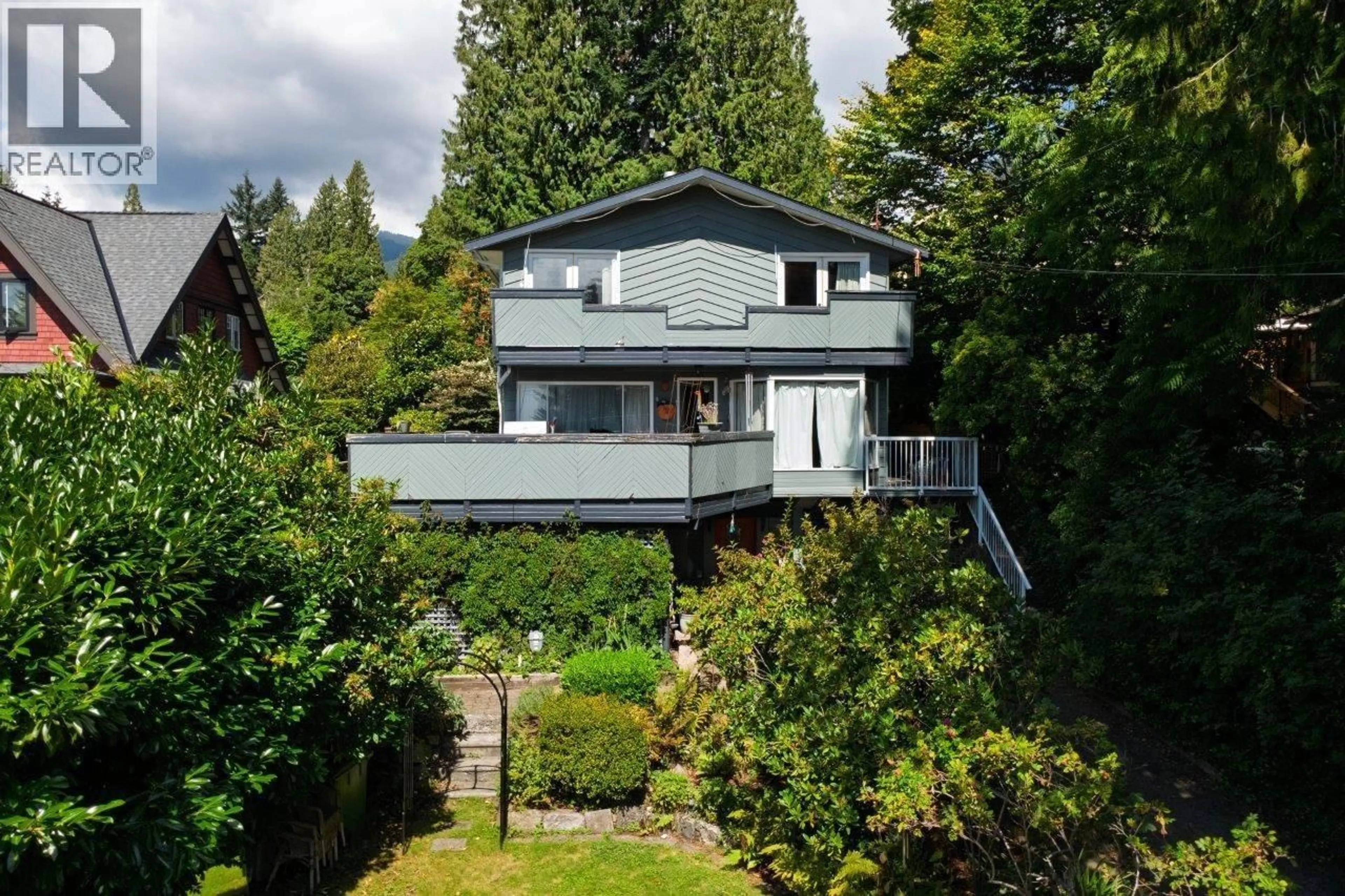 A pic from outside/outdoor area/front of a property/back of a property/a pic from drone, unknown for 368 KINGS ROAD, North Vancouver British Columbia V7N1H6