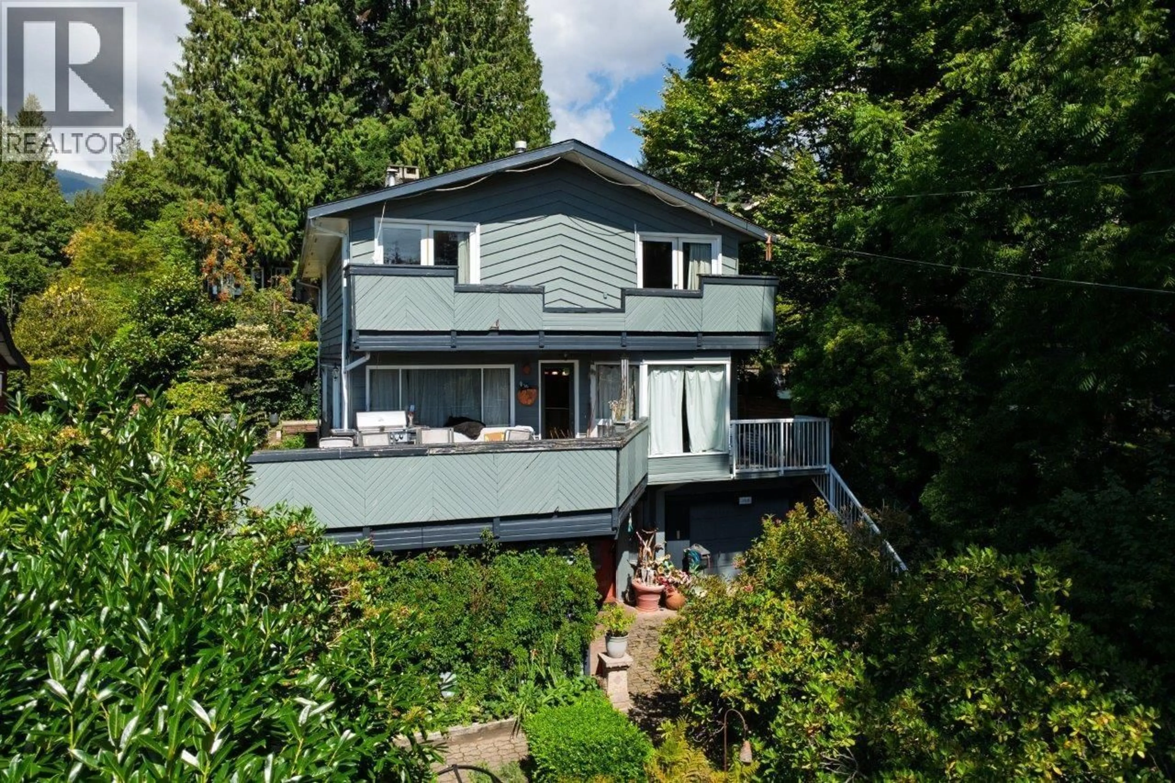A pic from outside/outdoor area/front of a property/back of a property/a pic from drone, unknown for 368 KINGS ROAD, North Vancouver British Columbia V7N1H6