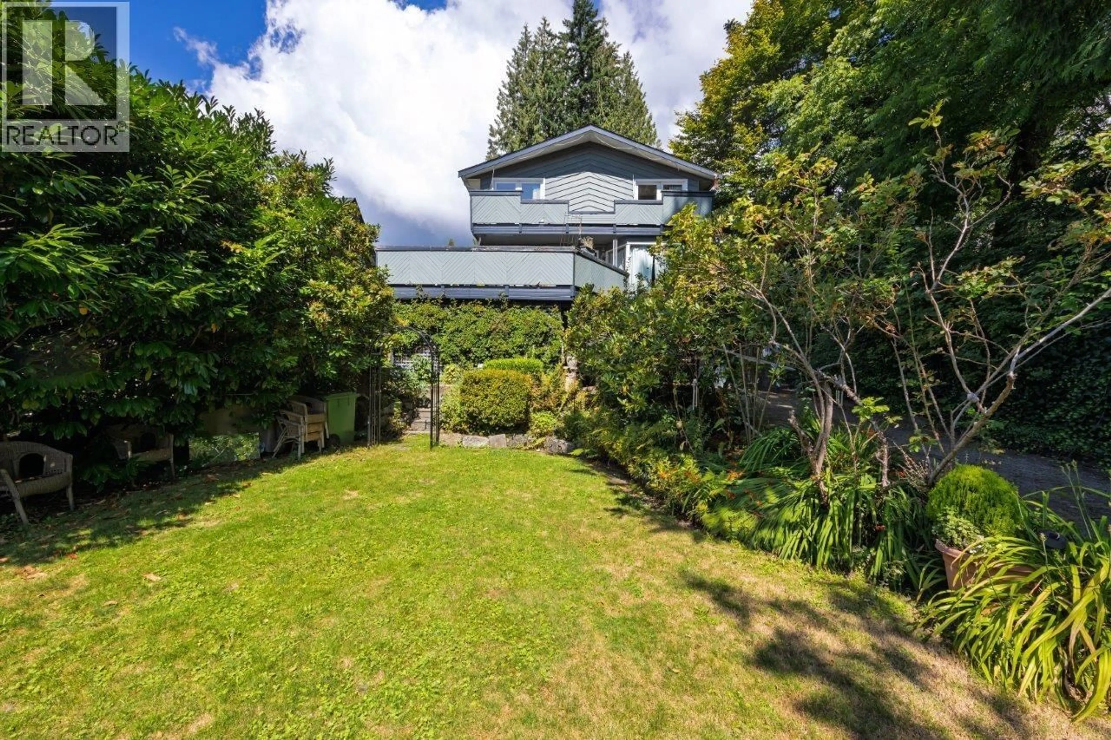 A pic from outside/outdoor area/front of a property/back of a property/a pic from drone, unknown for 368 KINGS ROAD, North Vancouver British Columbia V7N1H6