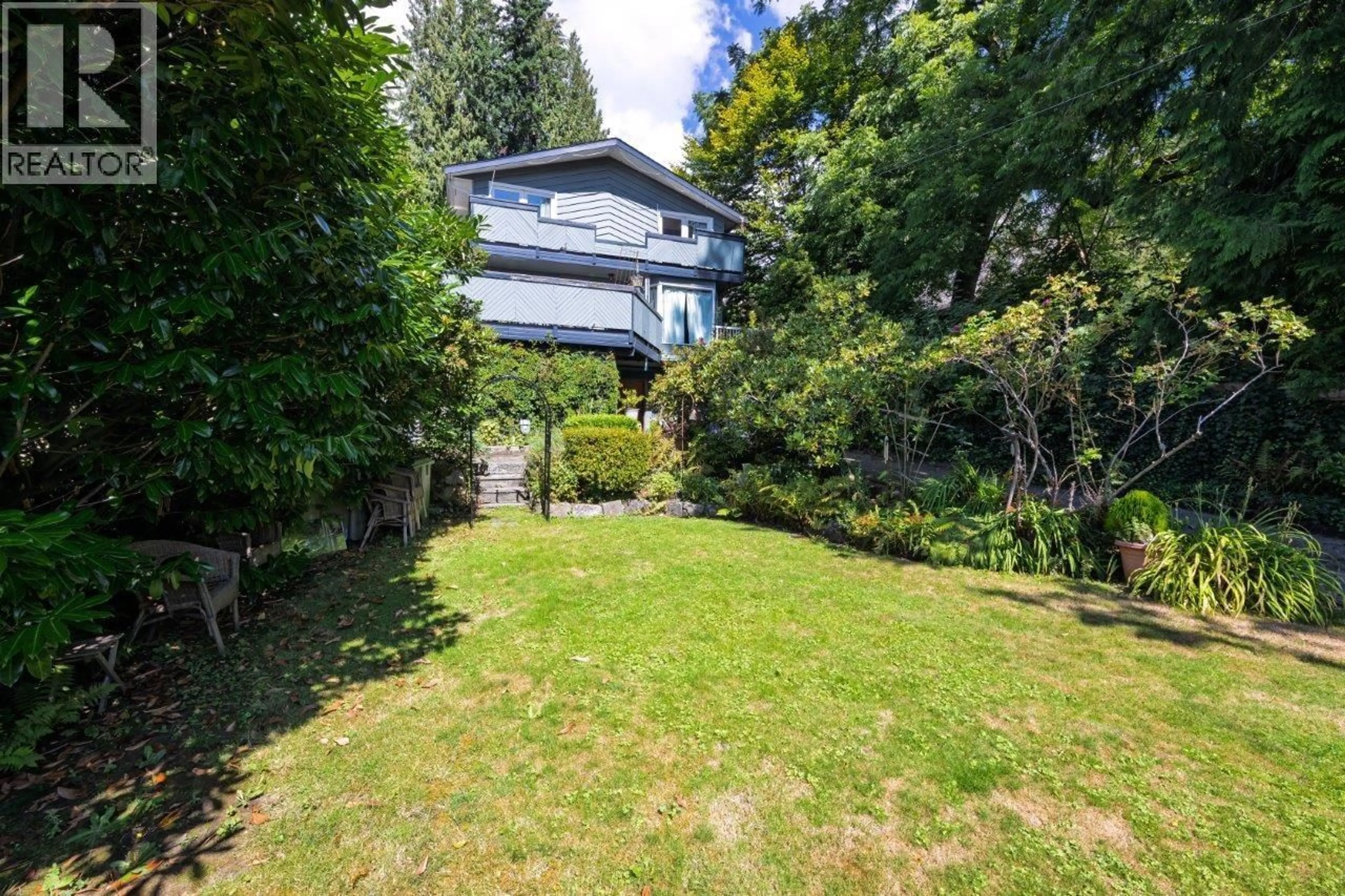 A pic from outside/outdoor area/front of a property/back of a property/a pic from drone, street for 368 KINGS ROAD, North Vancouver British Columbia V7N1H6
