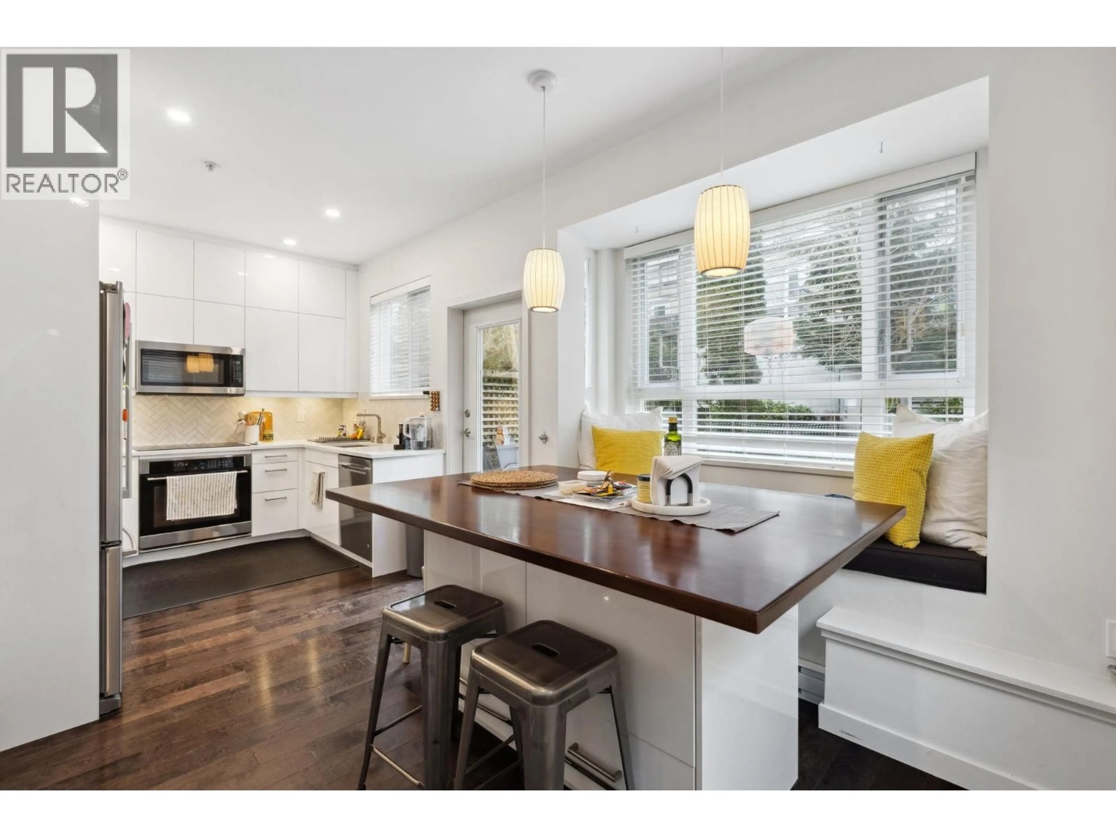 Open concept kitchen, wood/laminate floor for 158 22ND STREET, North Vancouver British Columbia V7M1Z9