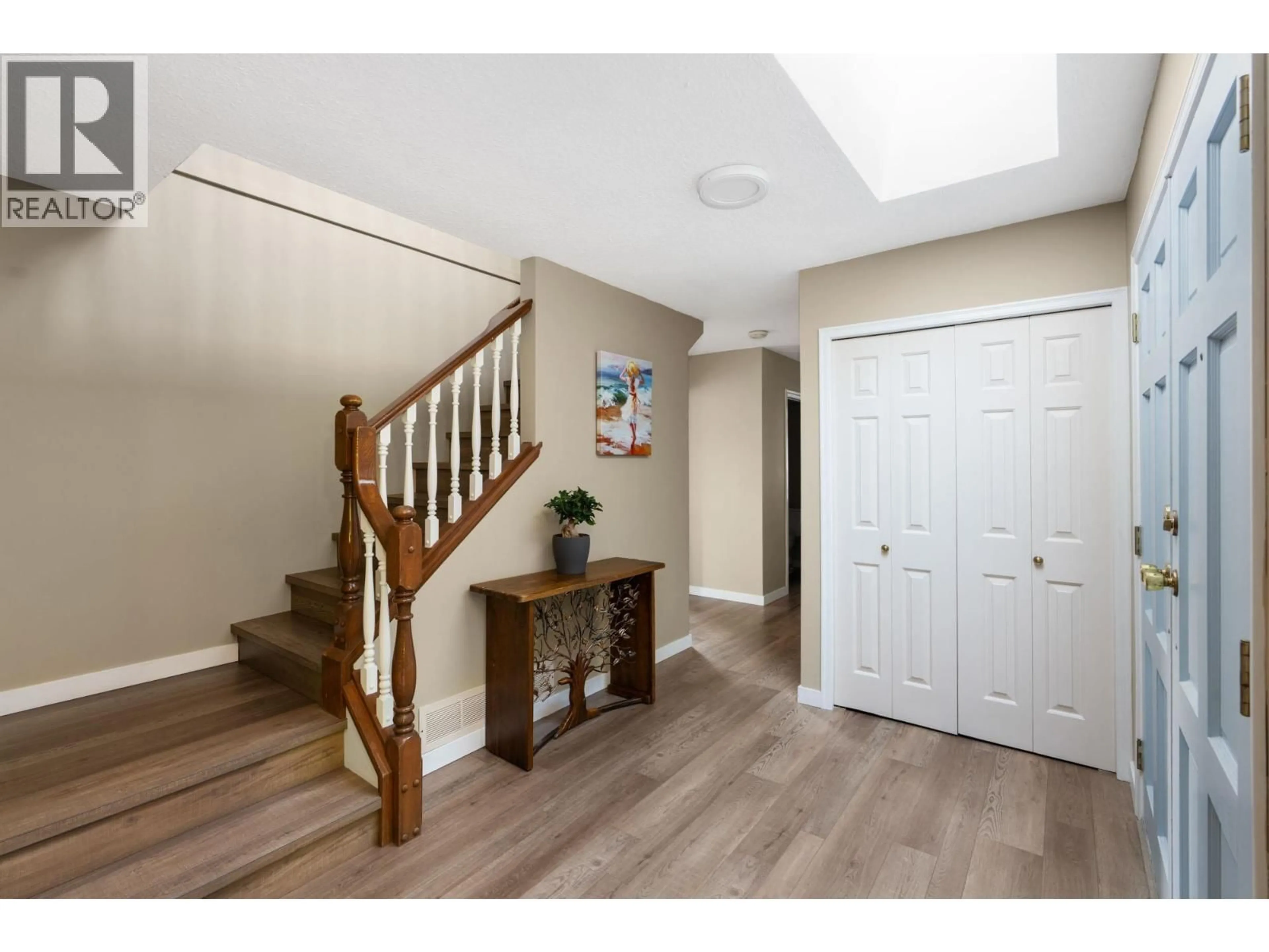Indoor entryway for 5162 ALDERFEILD PLACE, West Vancouver British Columbia V7W2W7