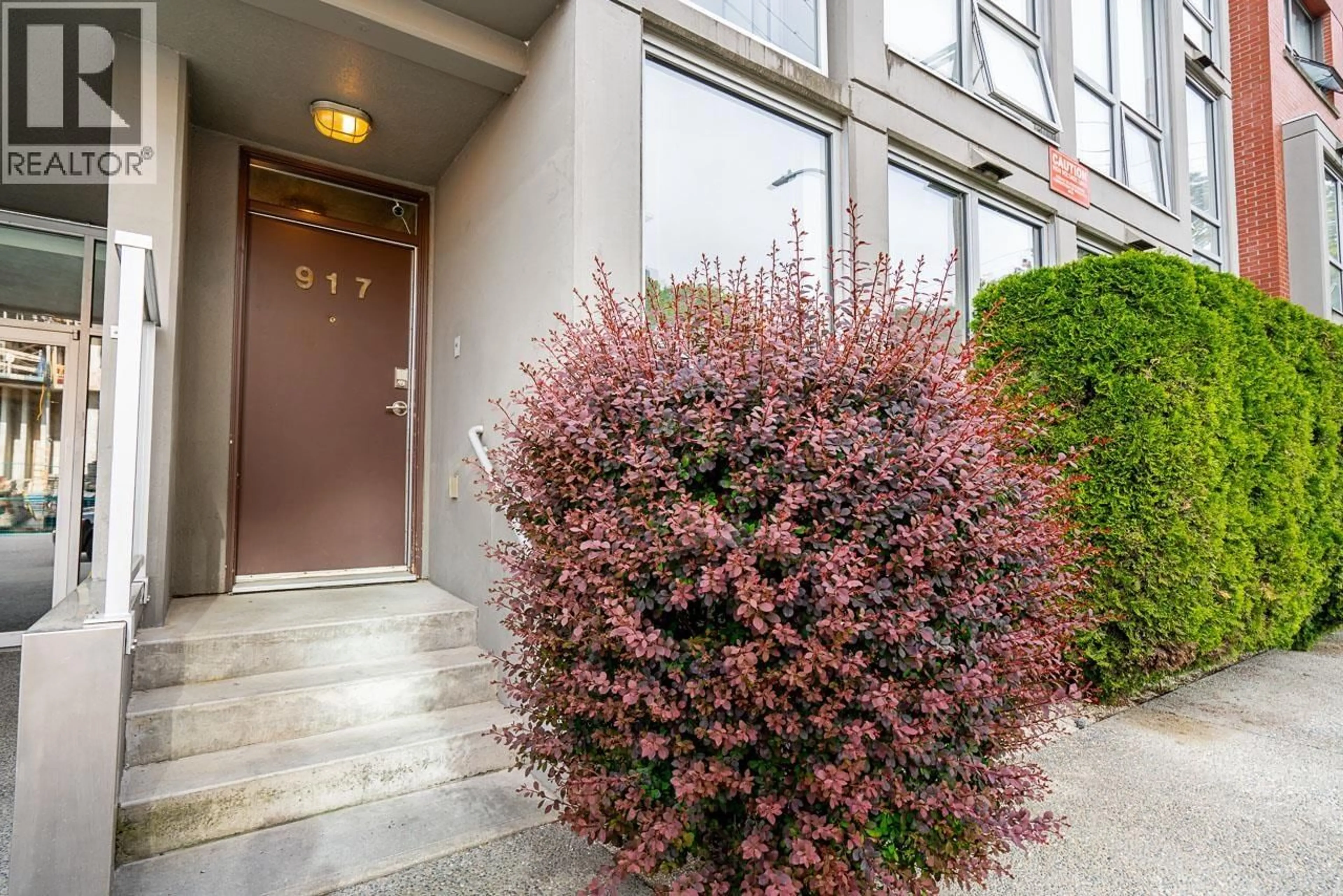 Indoor foyer for 917 STATION STREET, Vancouver British Columbia V6A4J8