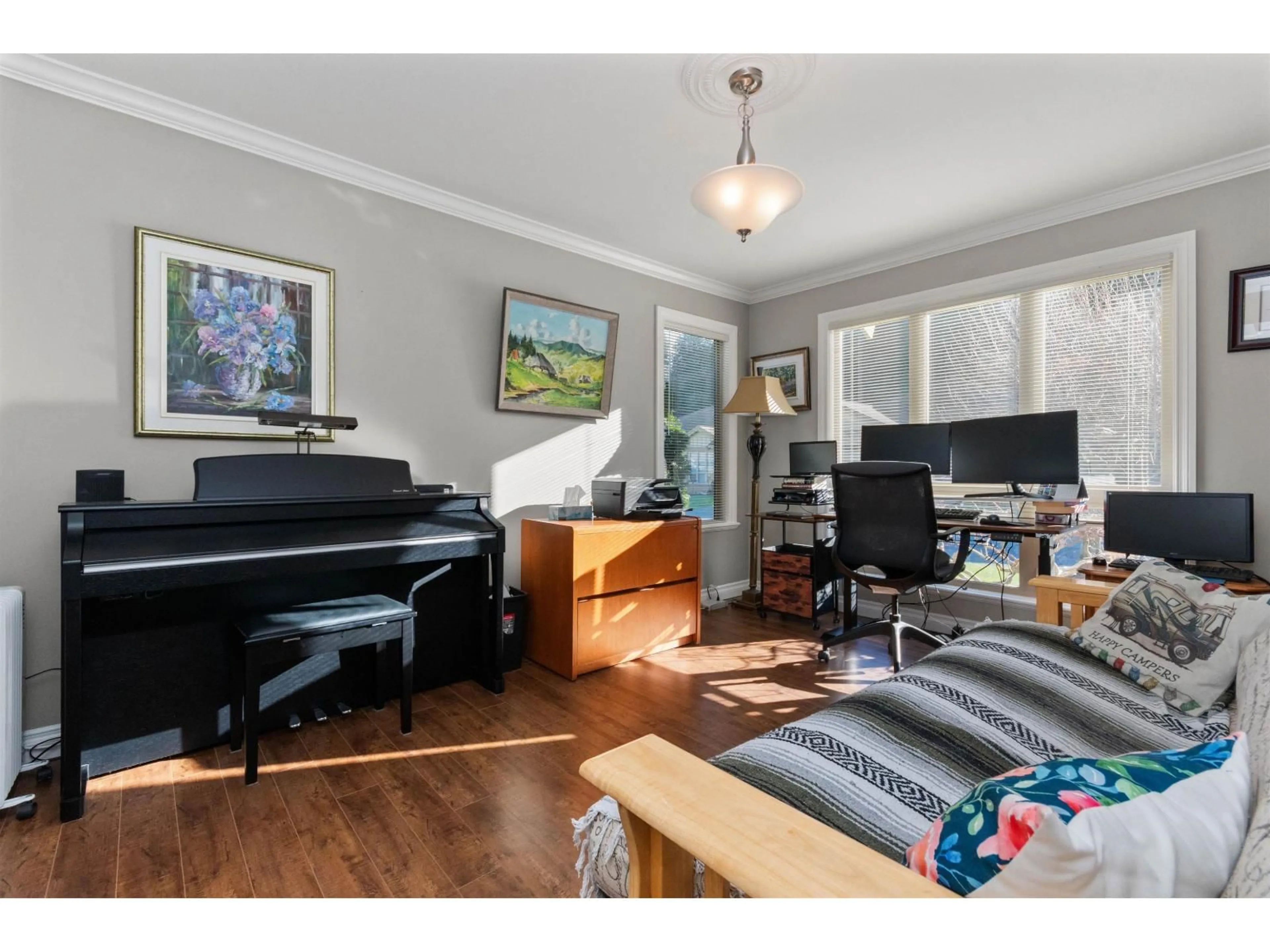 Living room with furniture, wood/laminate floor for 3 - 46000 THOMAS ROAD, Chilliwack British Columbia V2R5W6