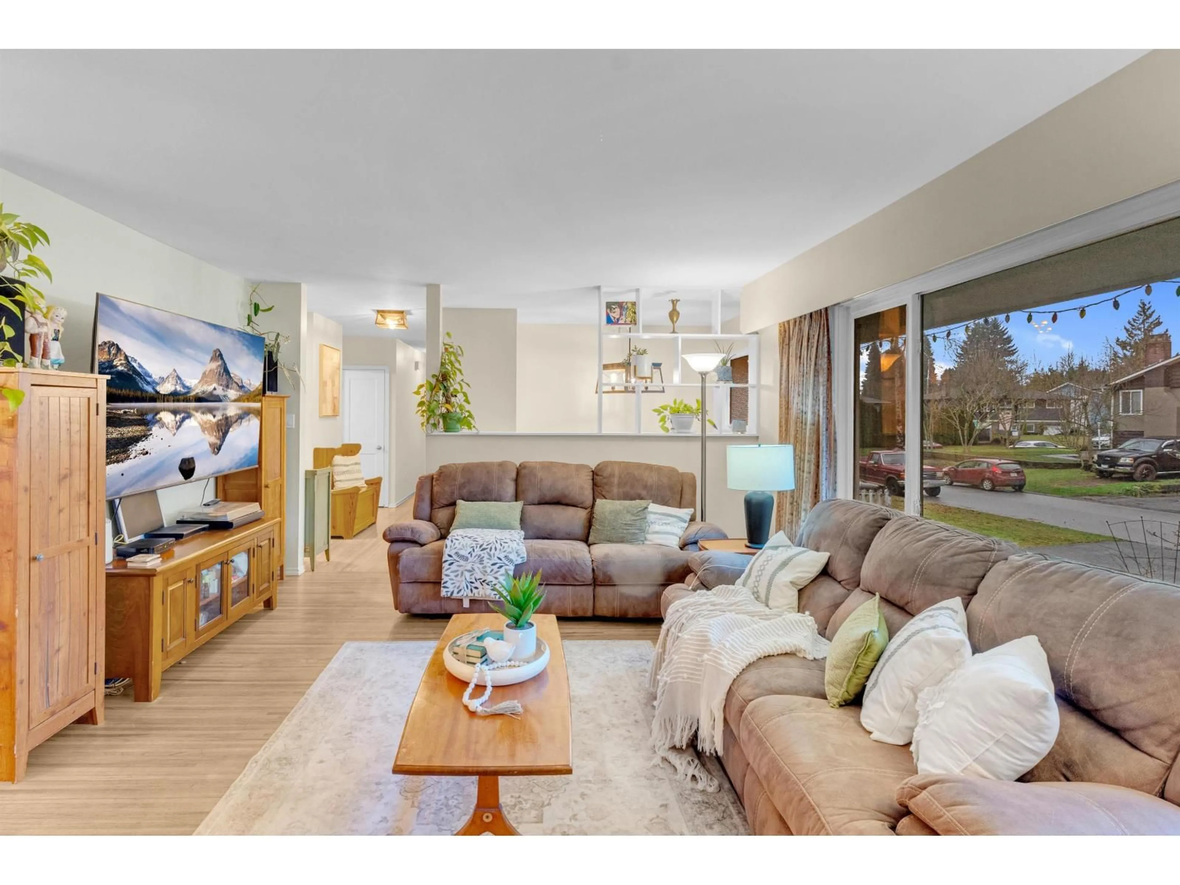 Living room with furniture, wood/laminate floor for 10957 JAY CRESCENT, Surrey British Columbia V3R5B3