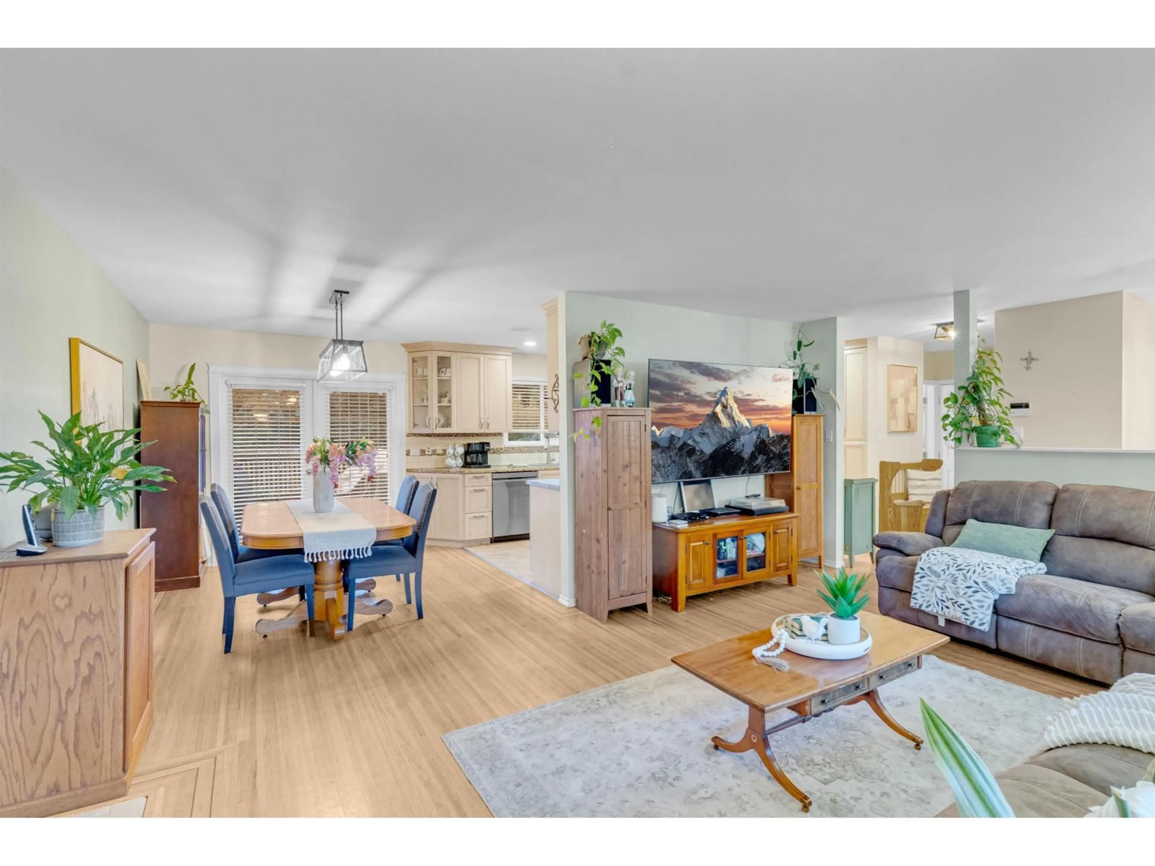 Open concept kitchen, wood/laminate floor for 10957 JAY CRESCENT, Surrey British Columbia V3R5B3