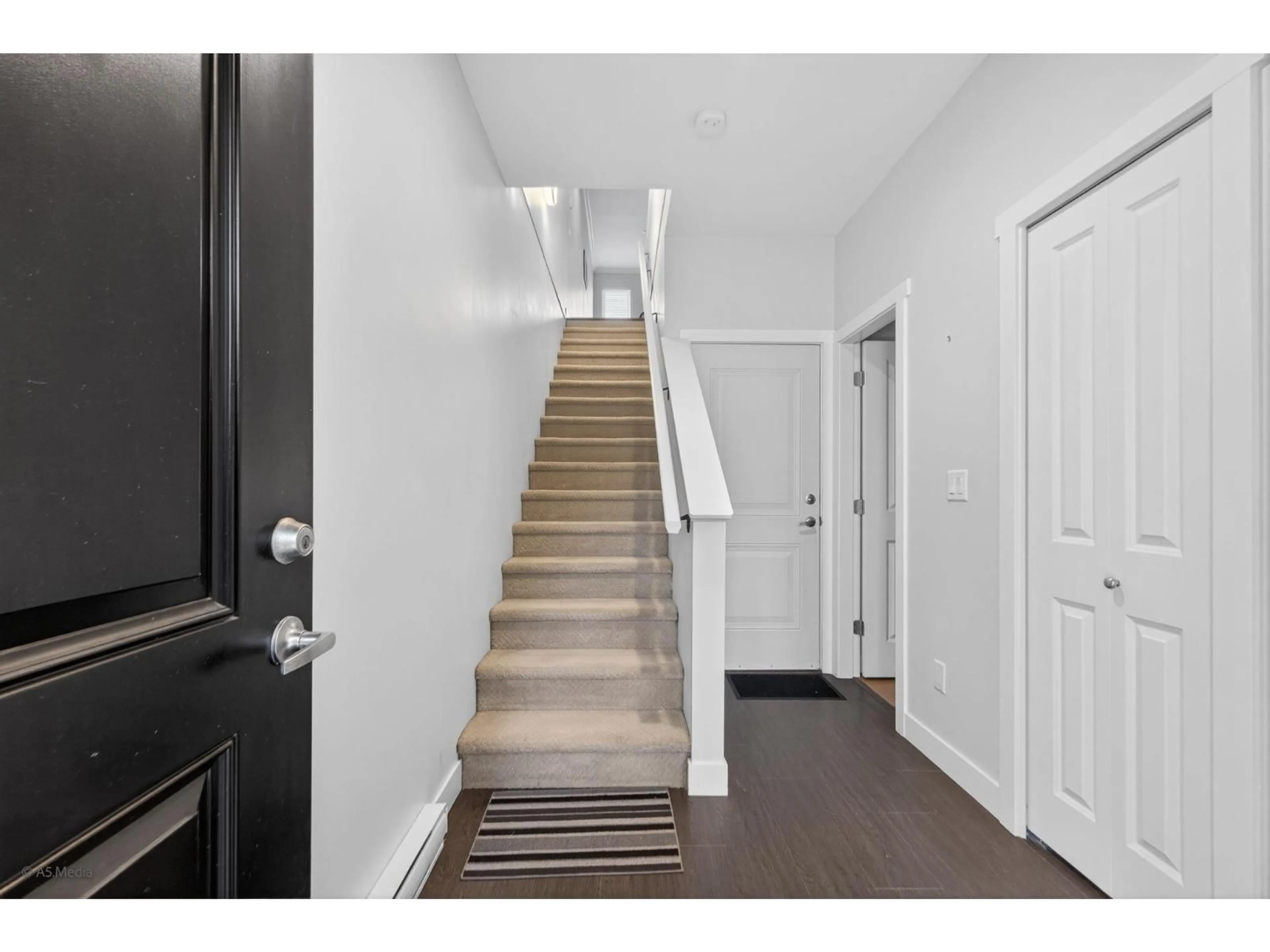 Indoor entryway for 3 - 5888 144 STREET, Surrey British Columbia V3X0G8