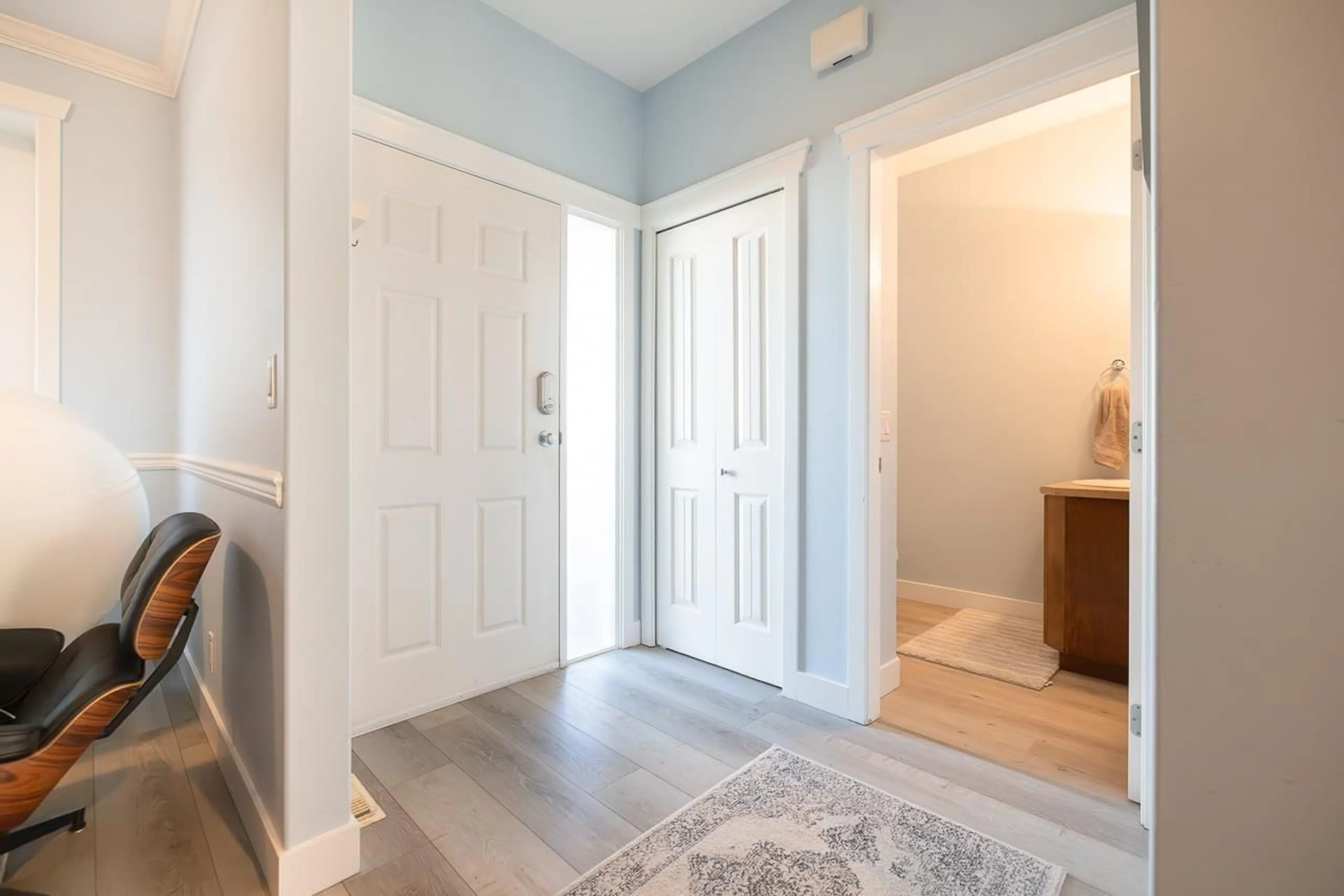 Indoor entryway for 18940 72 AVENUE, Surrey British Columbia V4N5M8