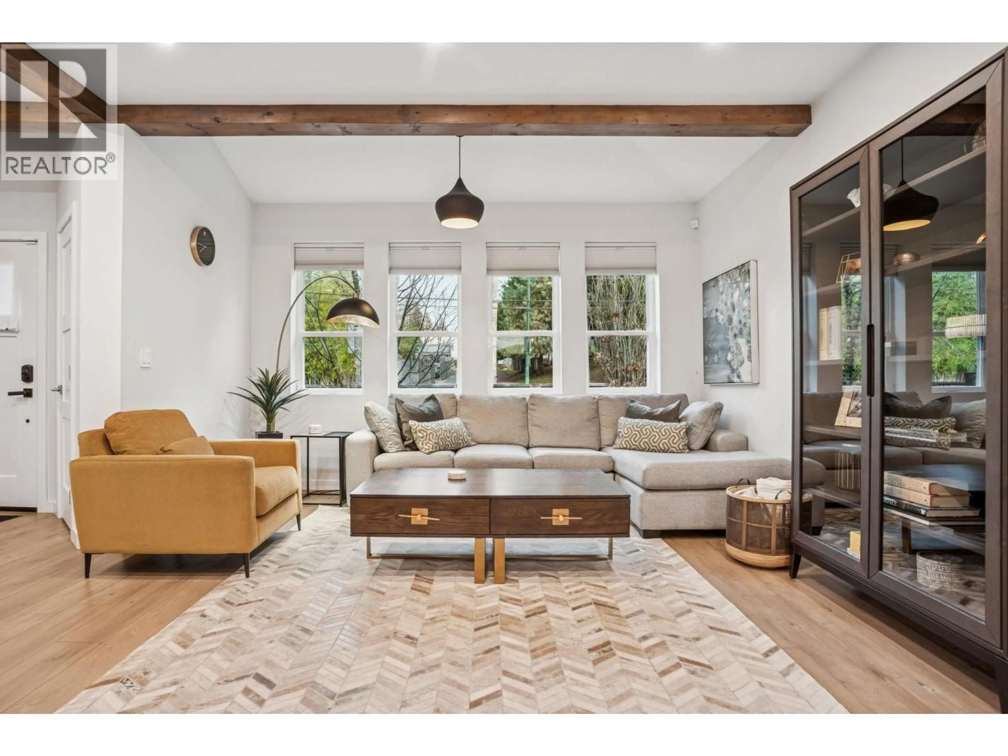 Living room with furniture, unknown for 933 MCLEAN DRIVE, Vancouver British Columbia V5L3N1