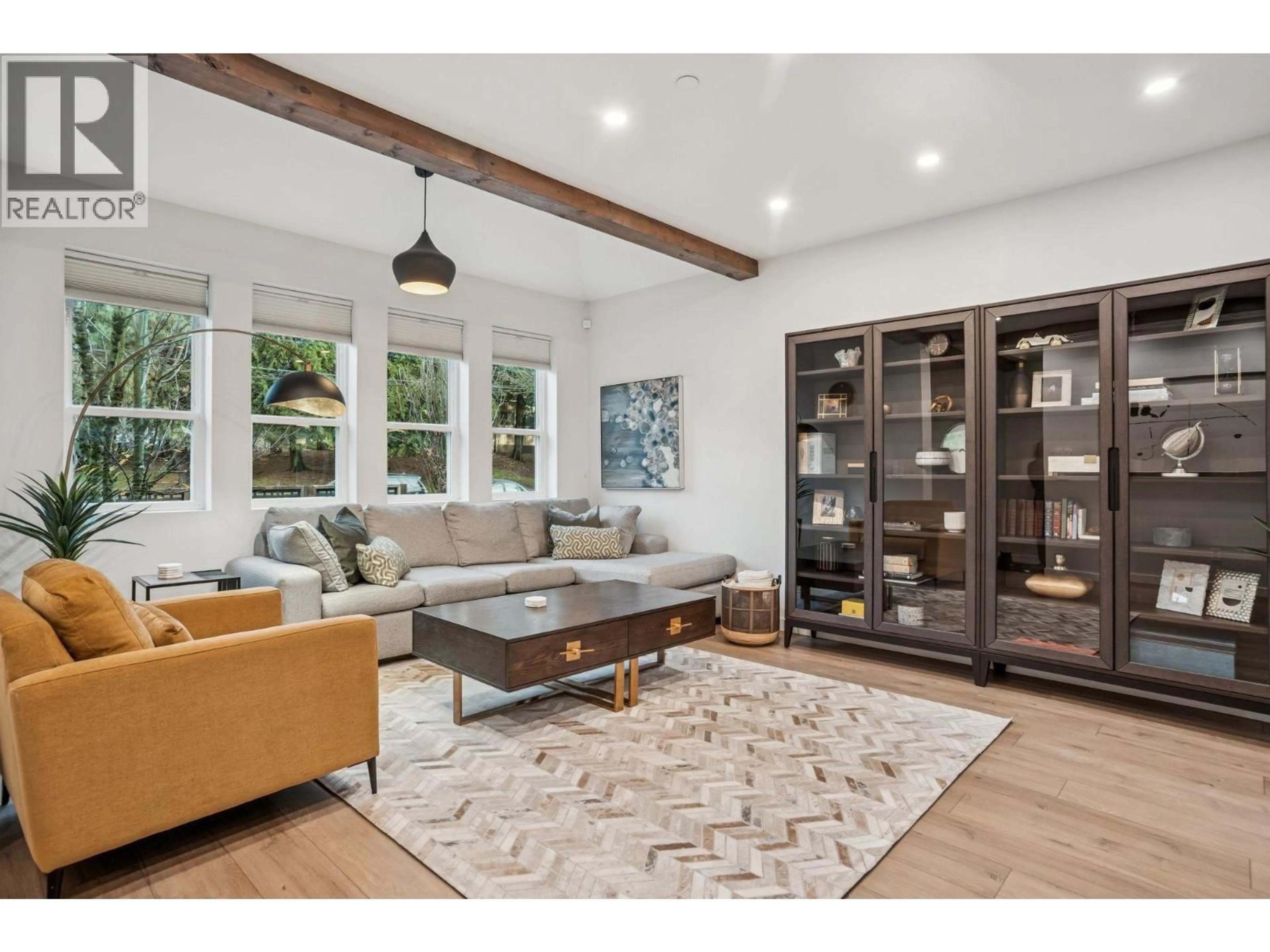 Living room with furniture, unknown for 933 MCLEAN DRIVE, Vancouver British Columbia V5L3N1