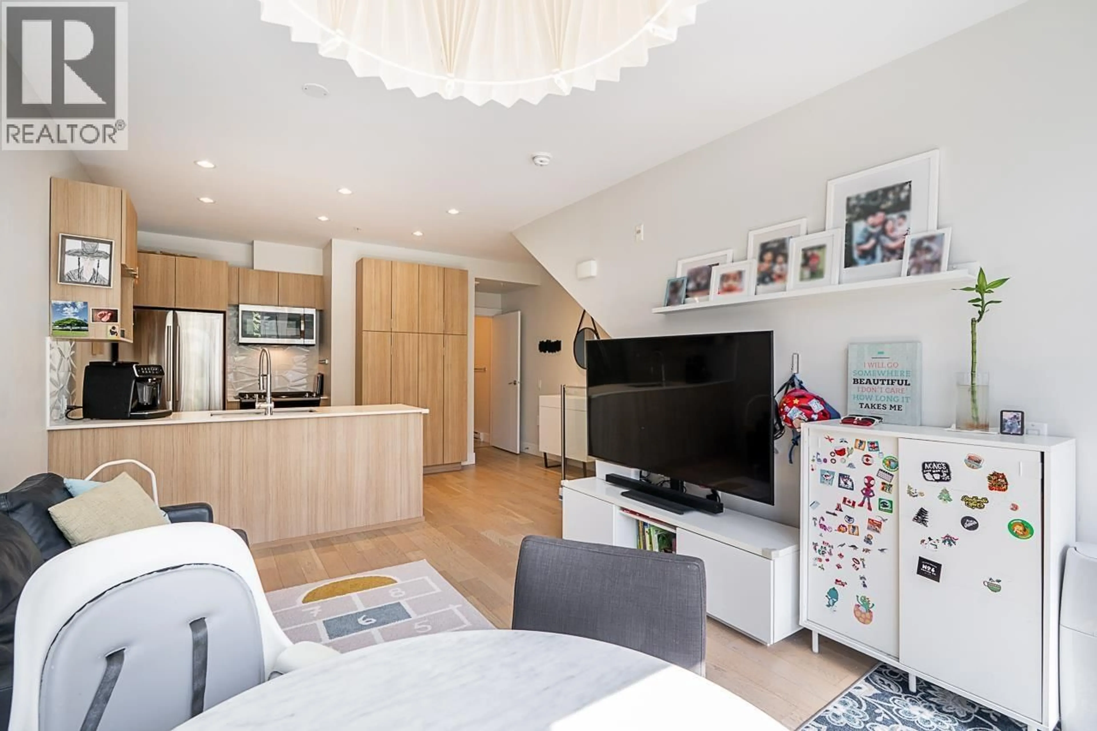 Contemporary kitchen, wood/laminate floor for 5 - 531 16TH AVENUE, Vancouver British Columbia V5T2V1