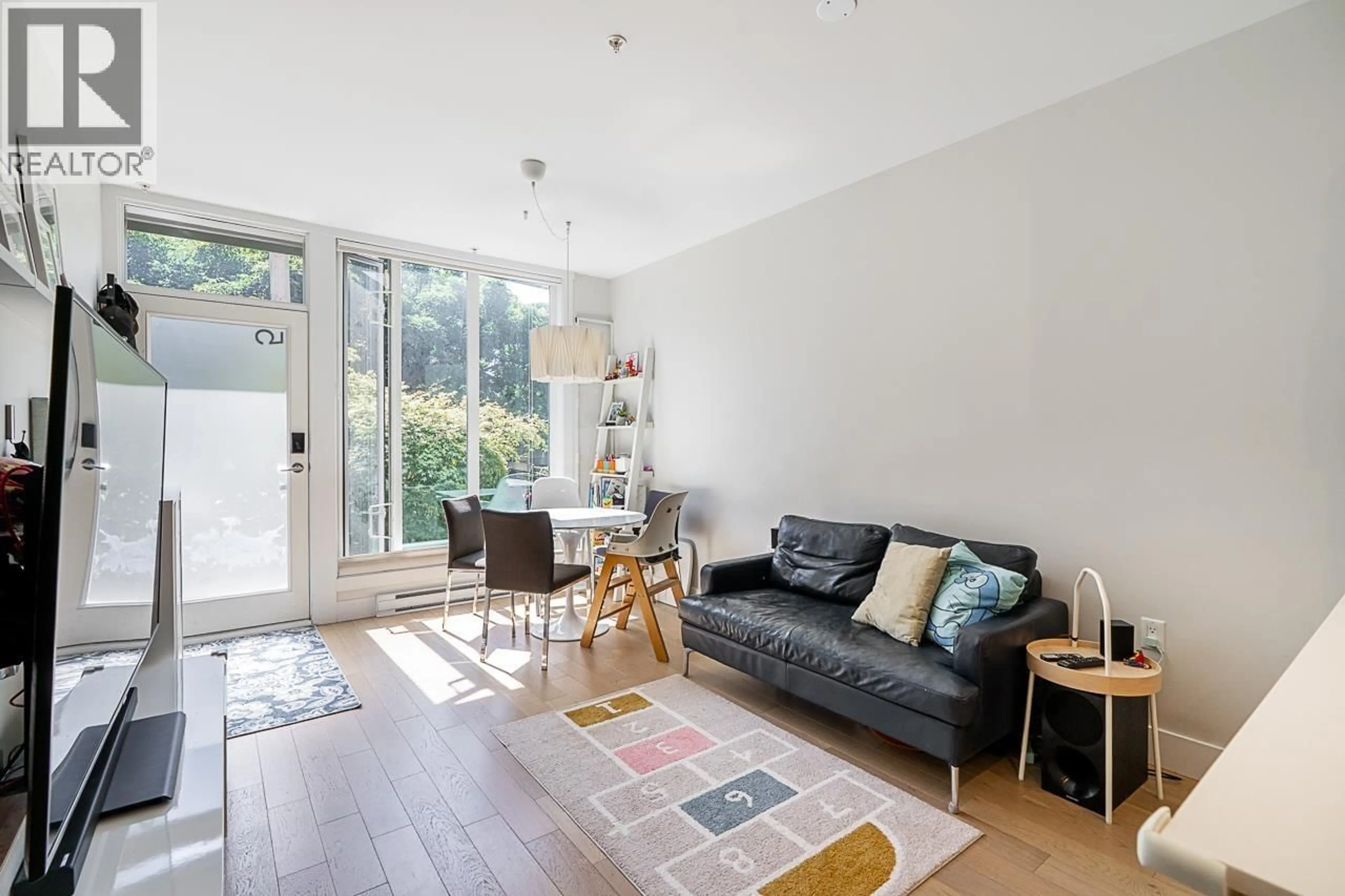 Living room with furniture, wood/laminate floor for 5 - 531 16TH AVENUE, Vancouver British Columbia V5T2V1