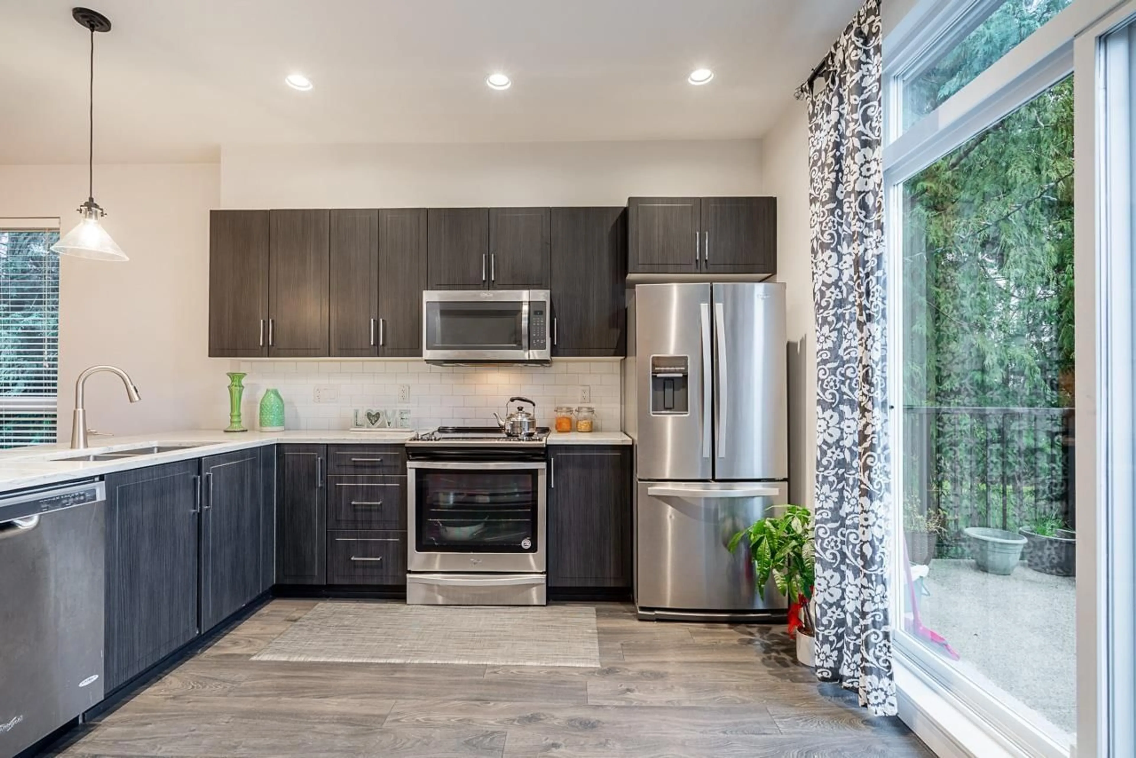 Open concept kitchen, ceramic/tile floor for 42 - 14555 68 AVENUE, Surrey British Columbia V3S2A8