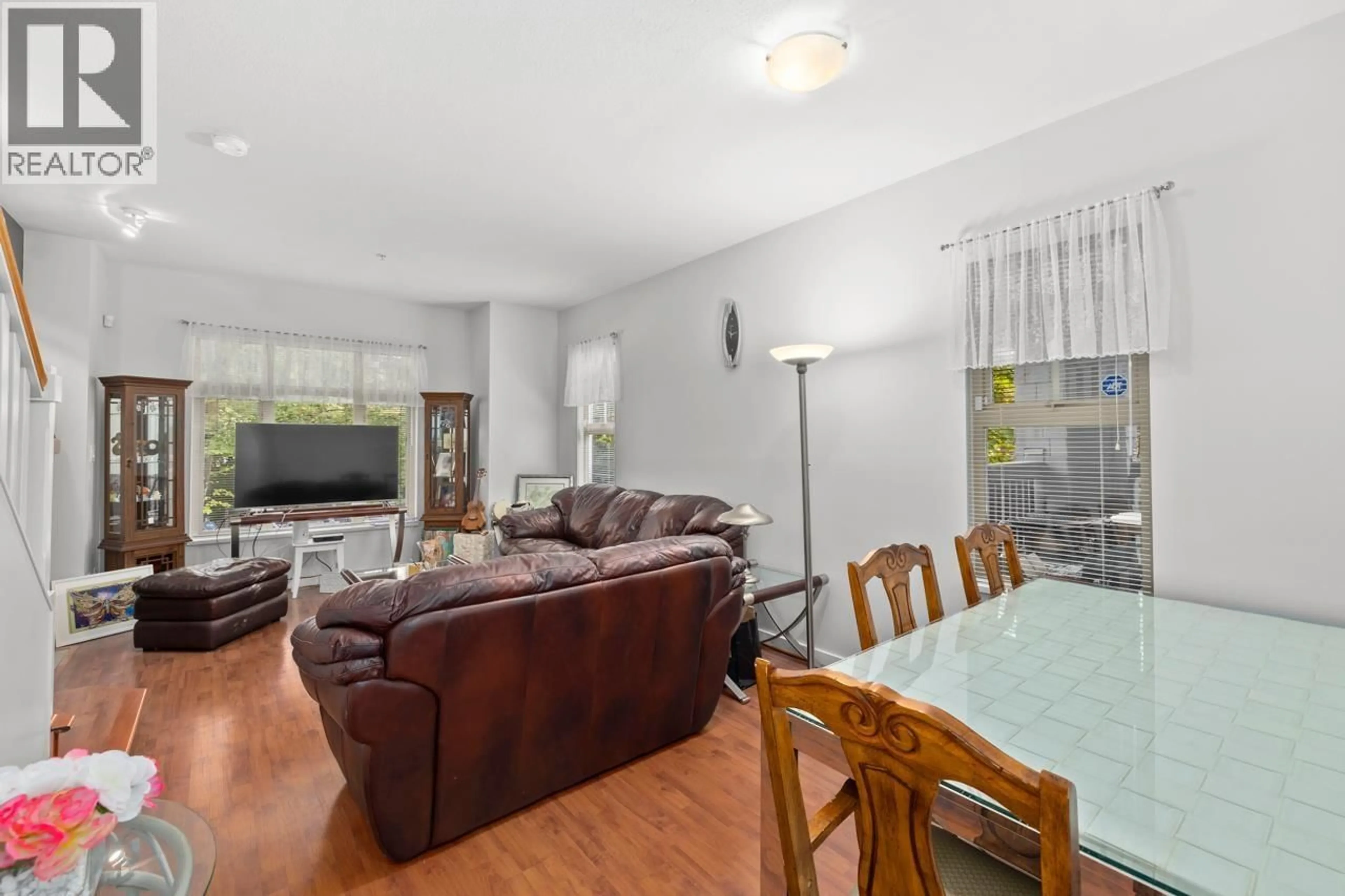 Living room with furniture, unknown for 246 - 600 PARK CRESCENT, New Westminster British Columbia V3L5W1