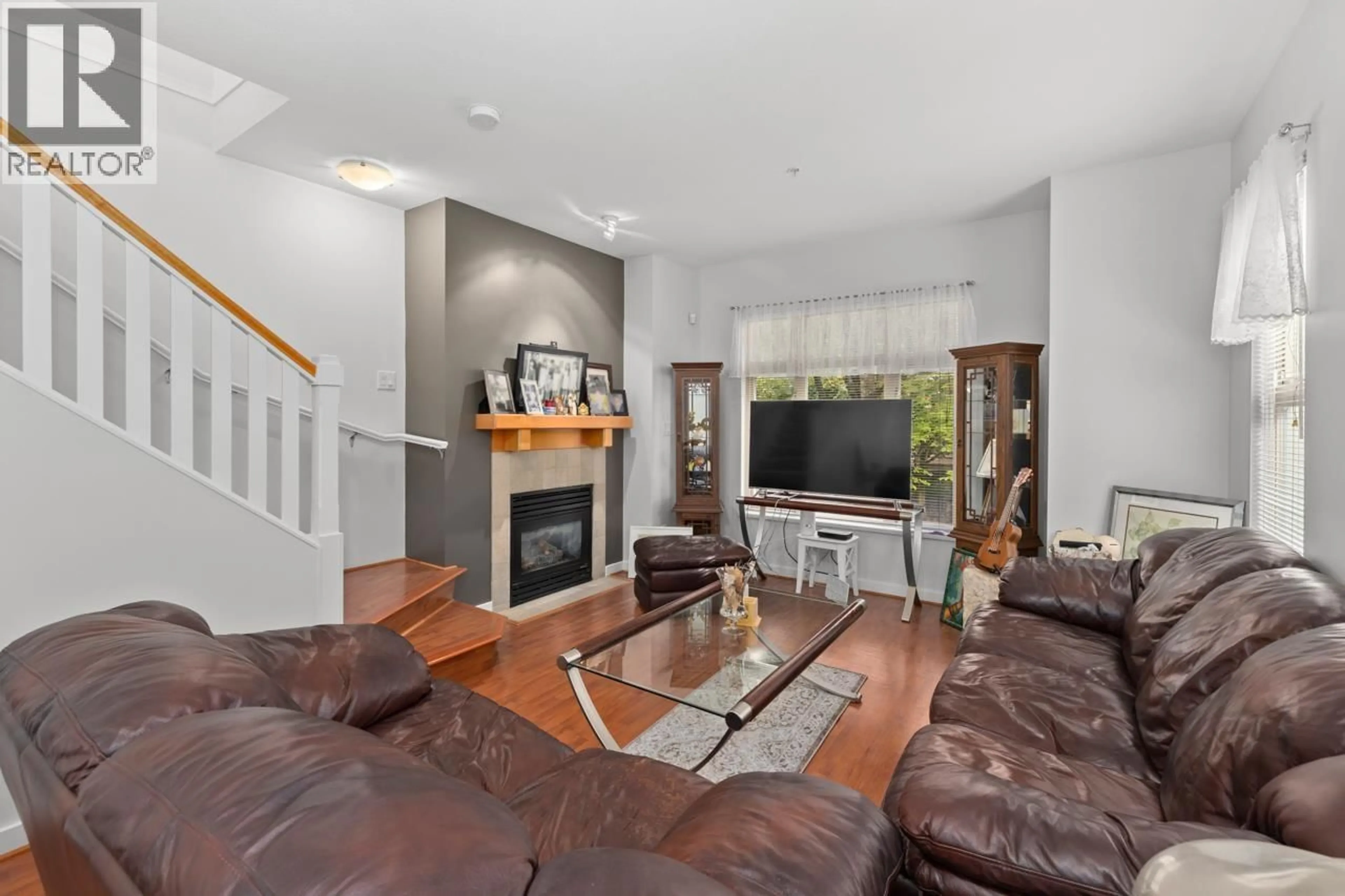 Living room with furniture, unknown for 246 - 600 PARK CRESCENT, New Westminster British Columbia V3L5W1