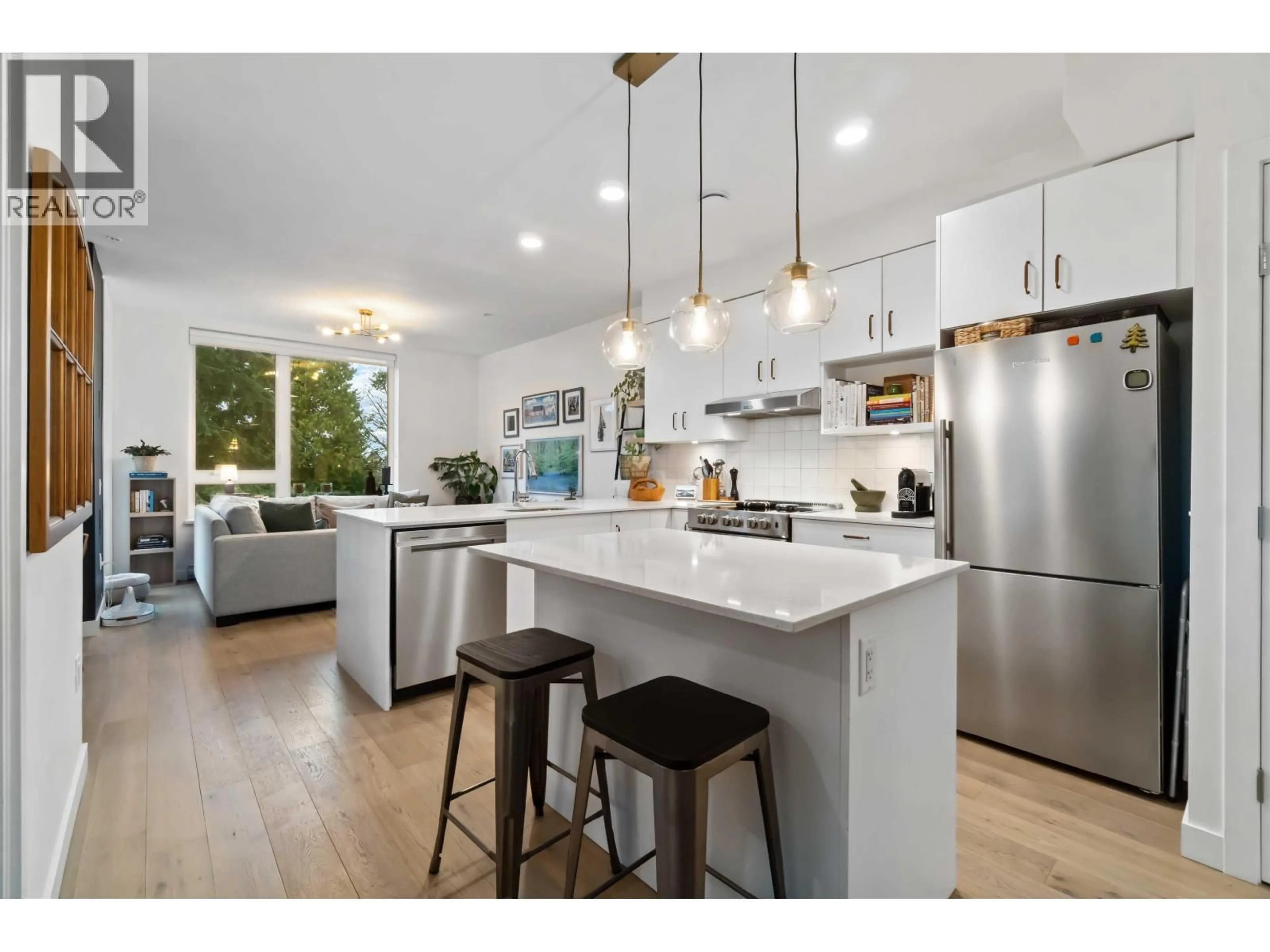 Open concept kitchen, wood/laminate floor for 403 - 2137 CHESTERFIELD AVENUE, North Vancouver British Columbia V7M2P7