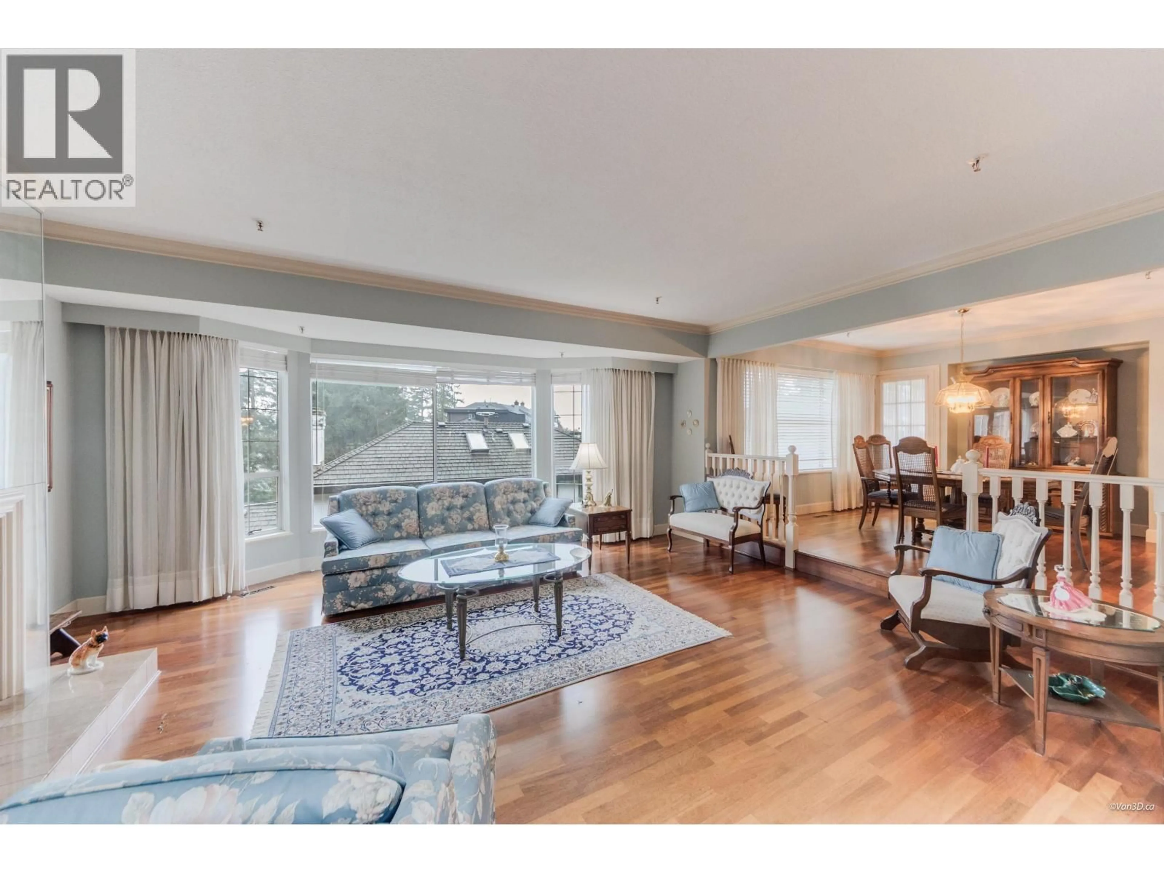 Living room with furniture, wood/laminate floor for 4856 HEADLAND DRIVE, West Vancouver British Columbia V7W2Z3