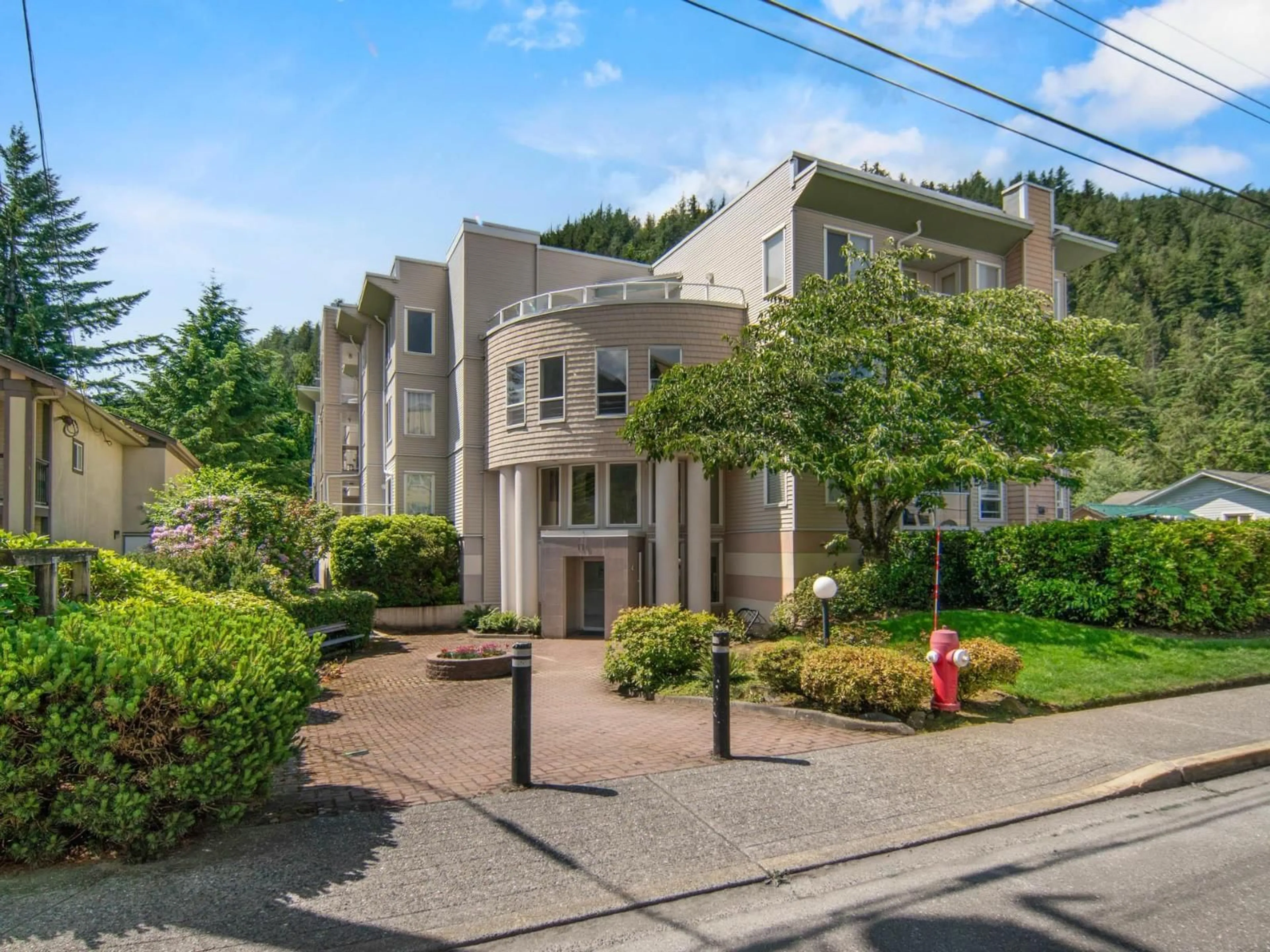 A pic from outside/outdoor area/front of a property/back of a property/a pic from drone, street for 106 - 170 CEDAR AVENUE, Harrison Hot Springs British Columbia V0M1K0