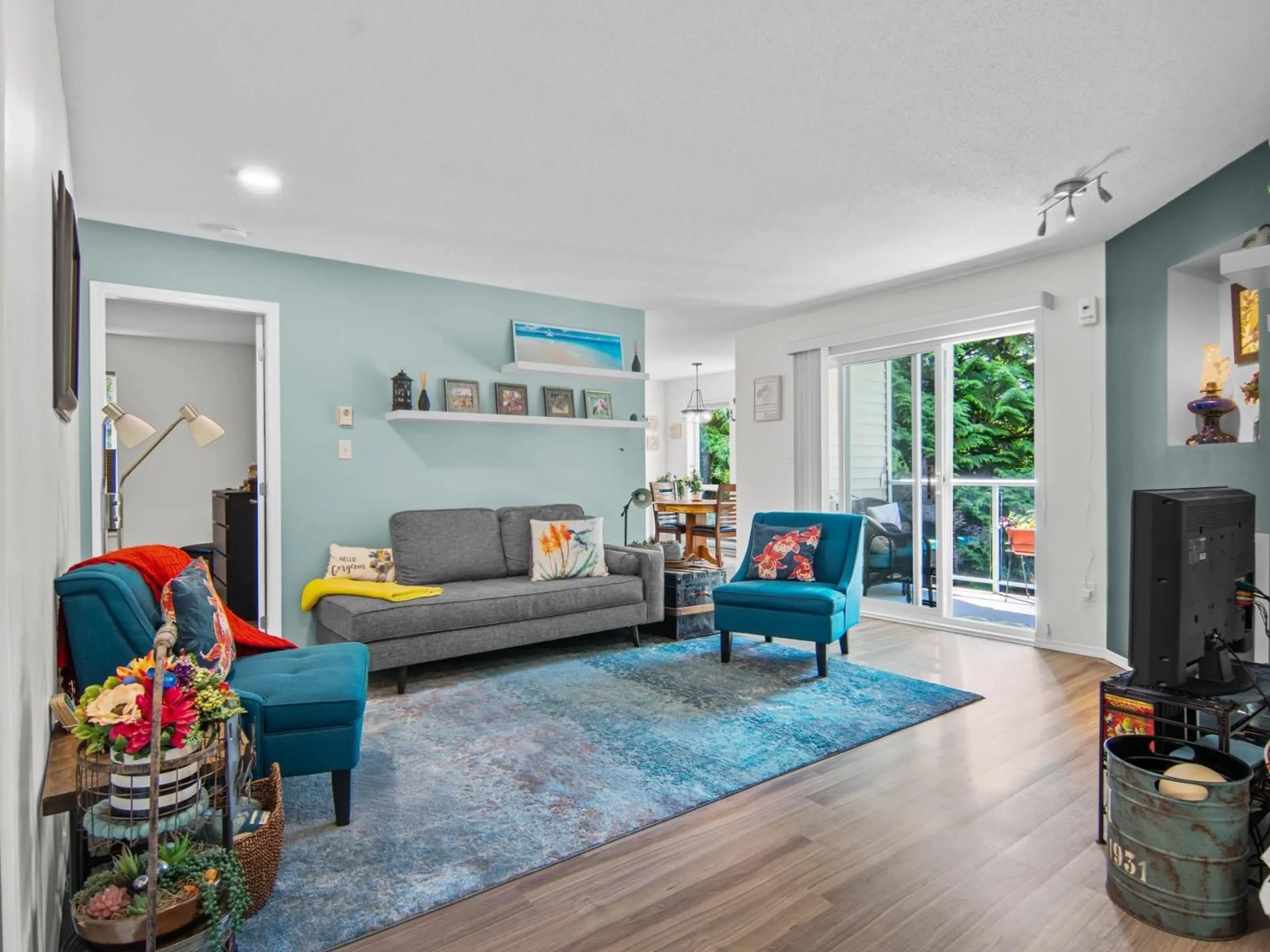 Living room with furniture, unknown for 106 - 170 CEDAR AVENUE, Harrison Hot Springs British Columbia V0M1K0