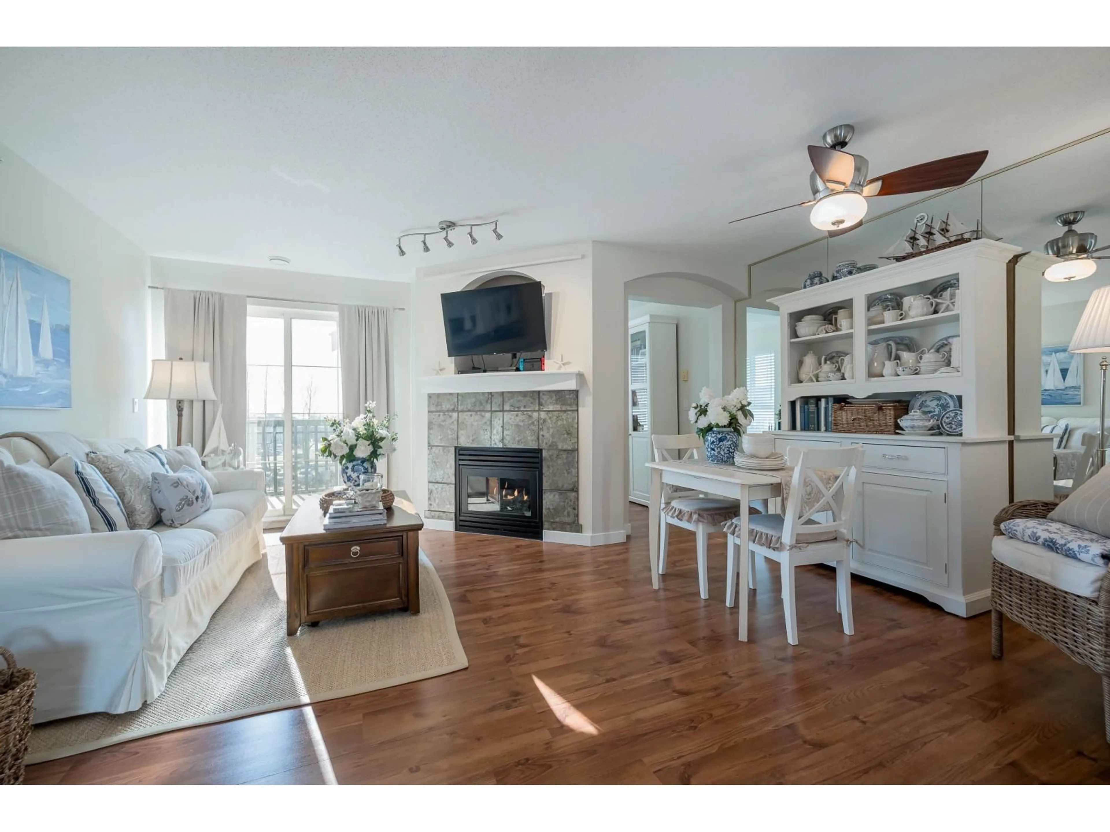 Living room with furniture, wood/laminate floor for 307 - 6336 197 STREET, Langley British Columbia V2Y2T7