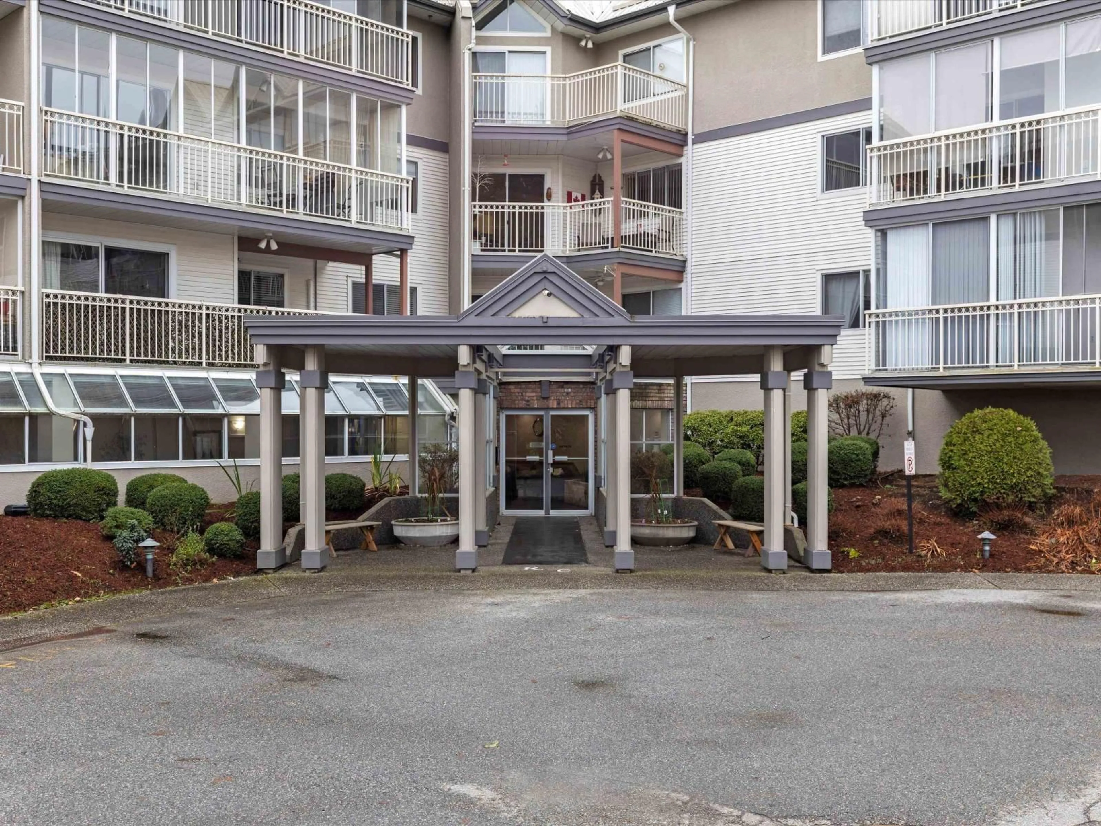 Indoor foyer for 112 - 31930 OLD YALE ROAD, Abbotsford British Columbia V2T2C7