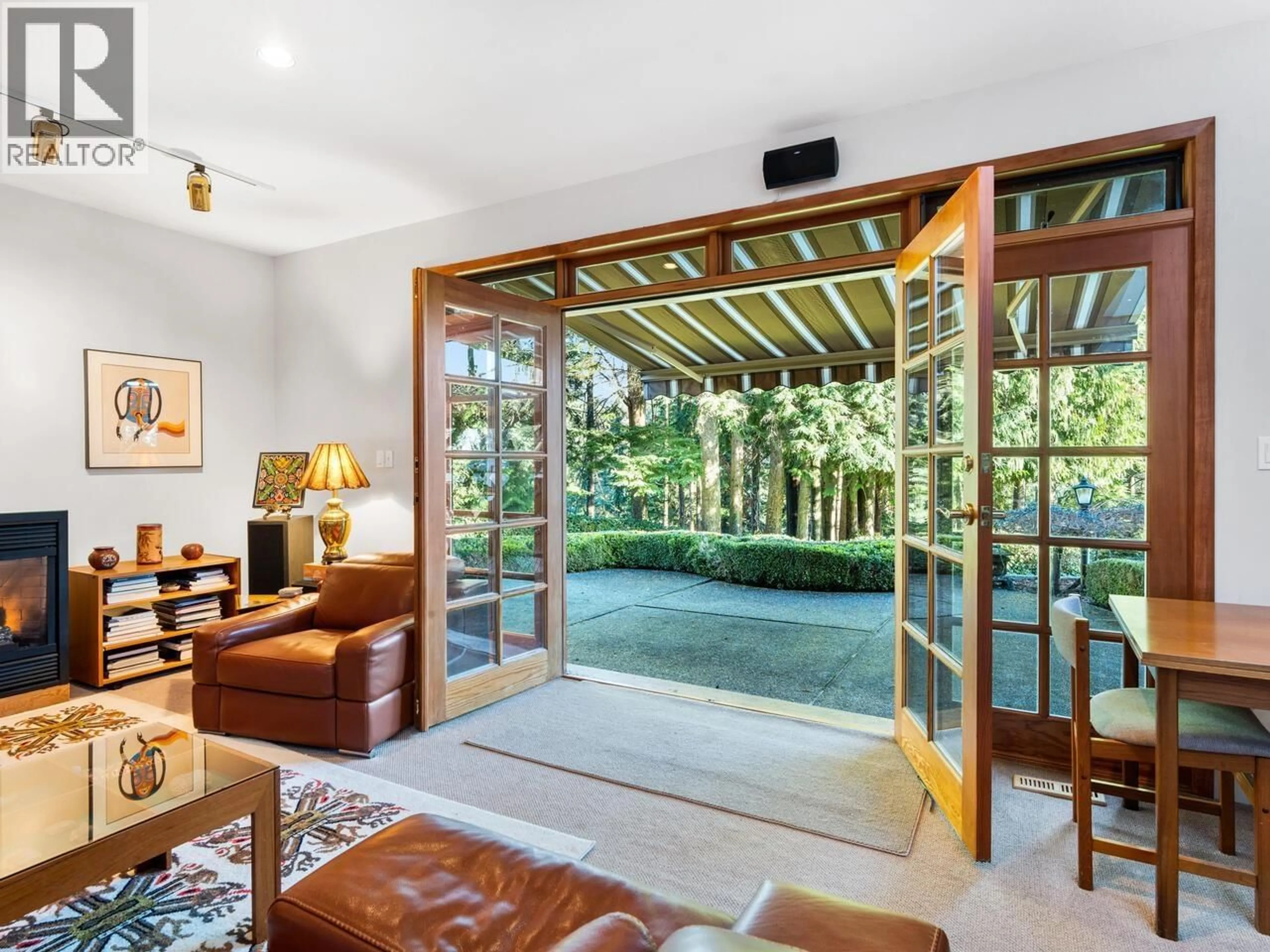 Indoor foyer for 1588 MERLYNN CRESCENT, North Vancouver British Columbia V7J2X9