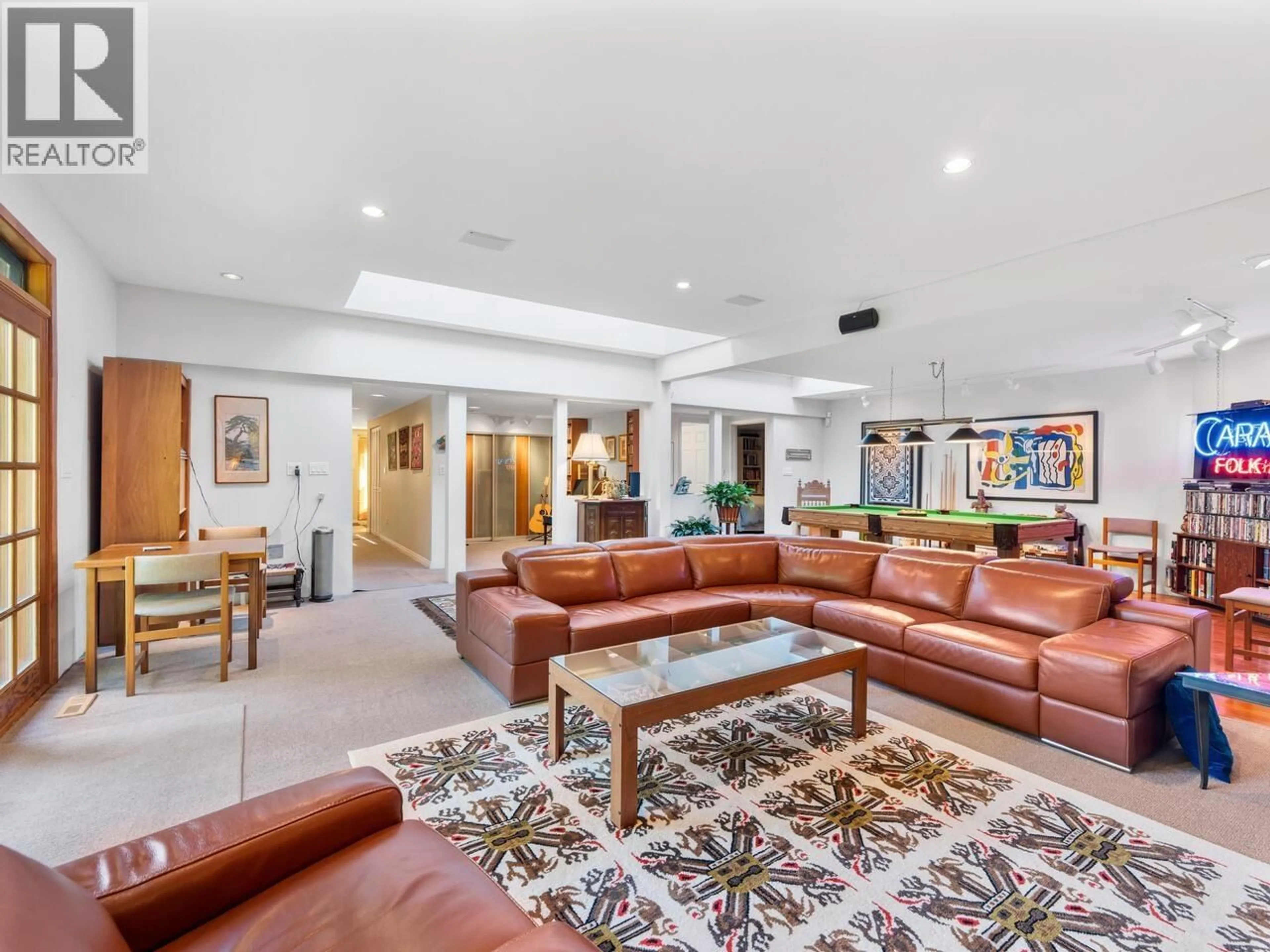 Lobby for 1588 MERLYNN CRESCENT, North Vancouver British Columbia V7J2X9