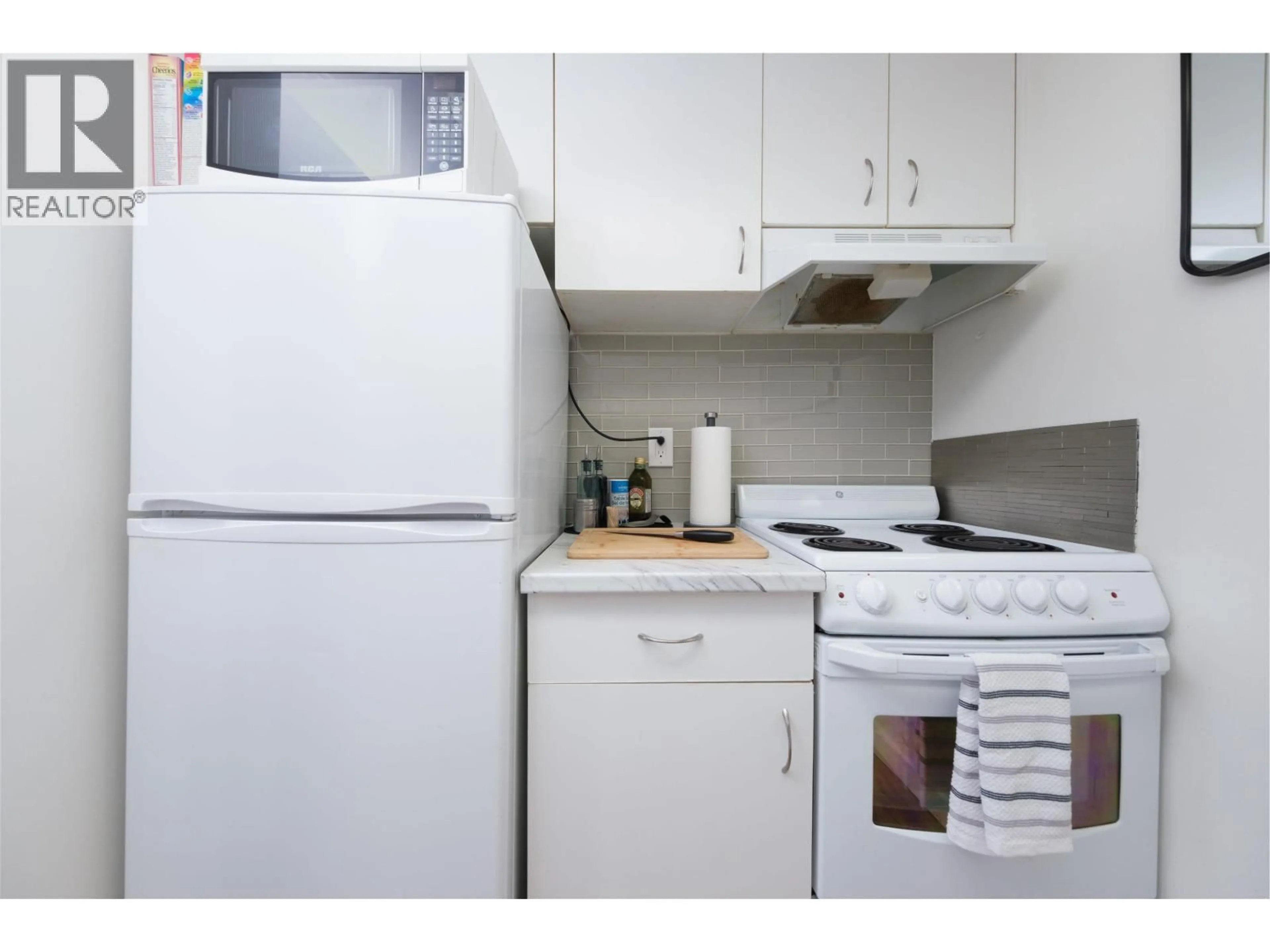Standard kitchen, unknown for 801 - 789 DRAKE STREET, Vancouver British Columbia V6Z2N7
