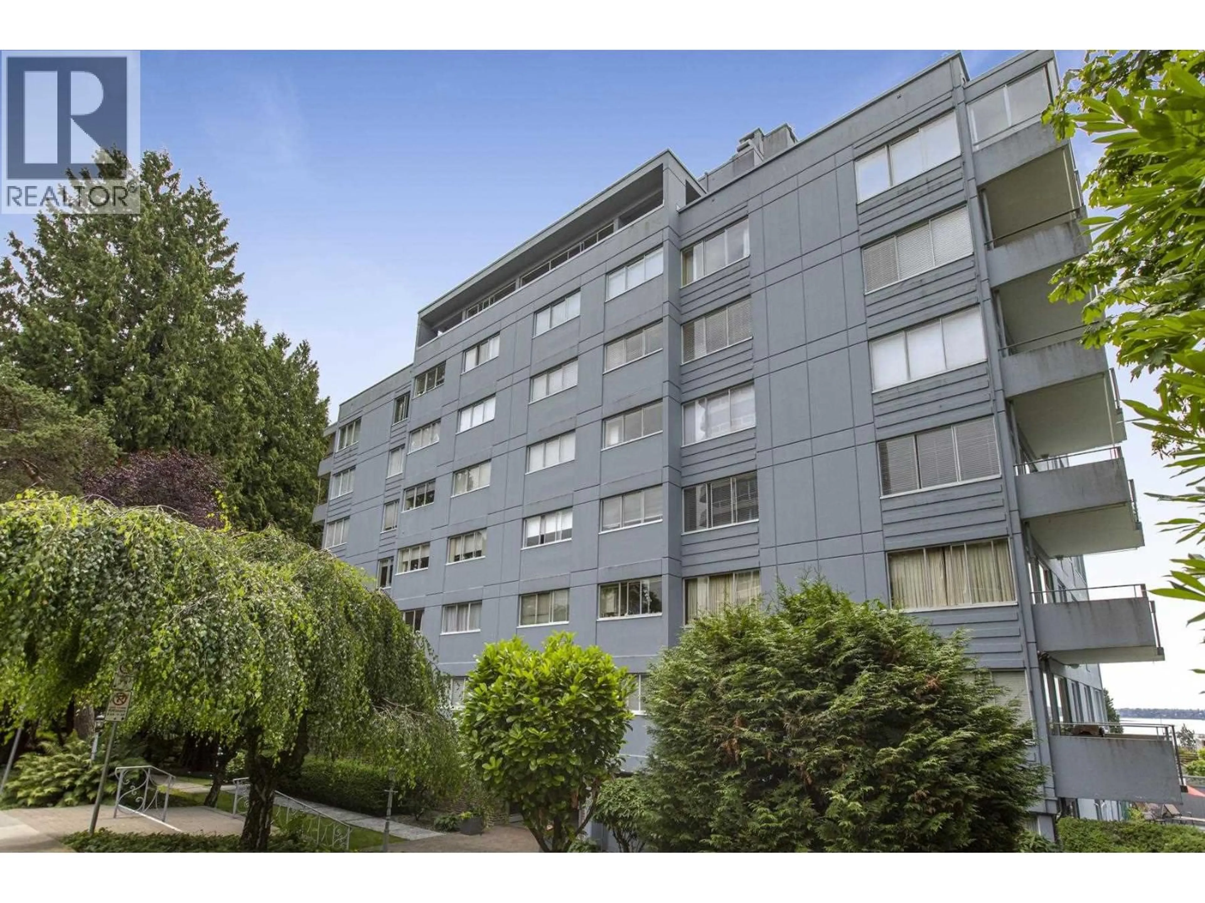 Patio, building for 102 - 1730 DUCHESS AVENUE, West Vancouver British Columbia V7V1P9