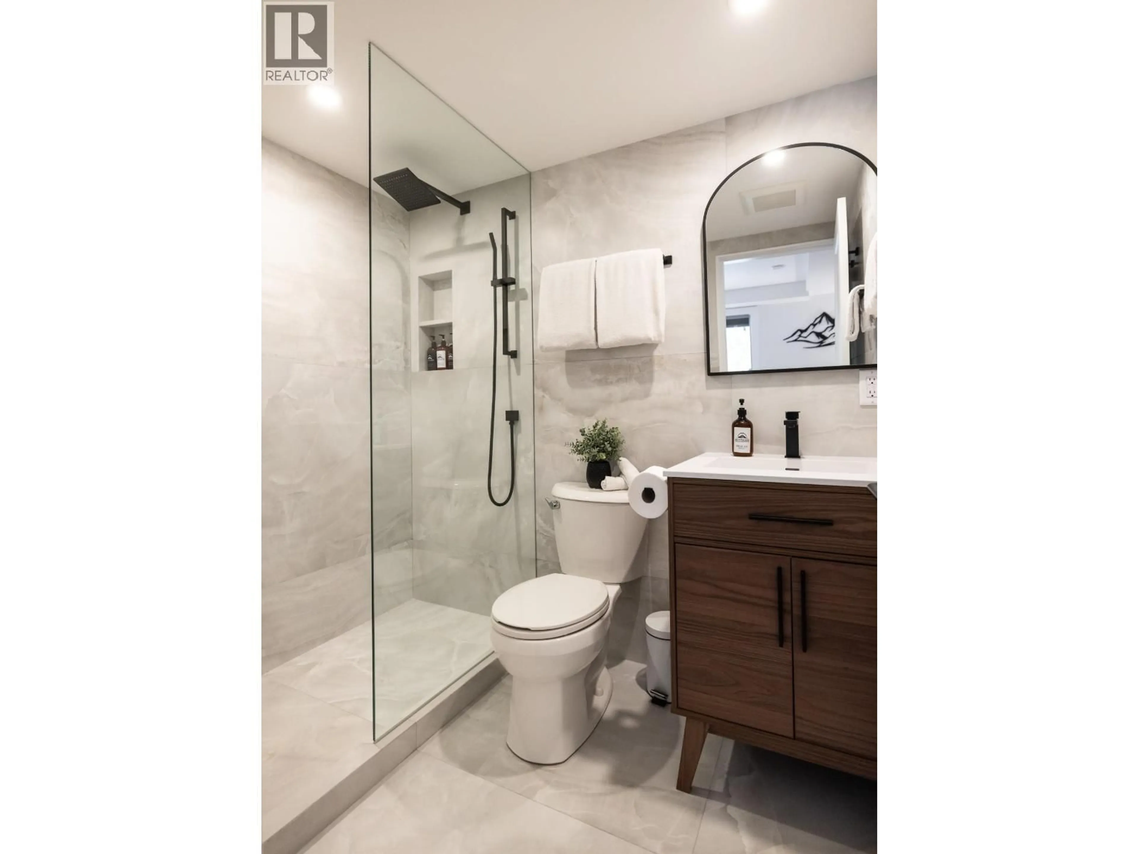 Contemporary bathroom, ceramic/tile floor for 100 - 2021 KAREN CRESCENT, Whistler British Columbia V8E0H1