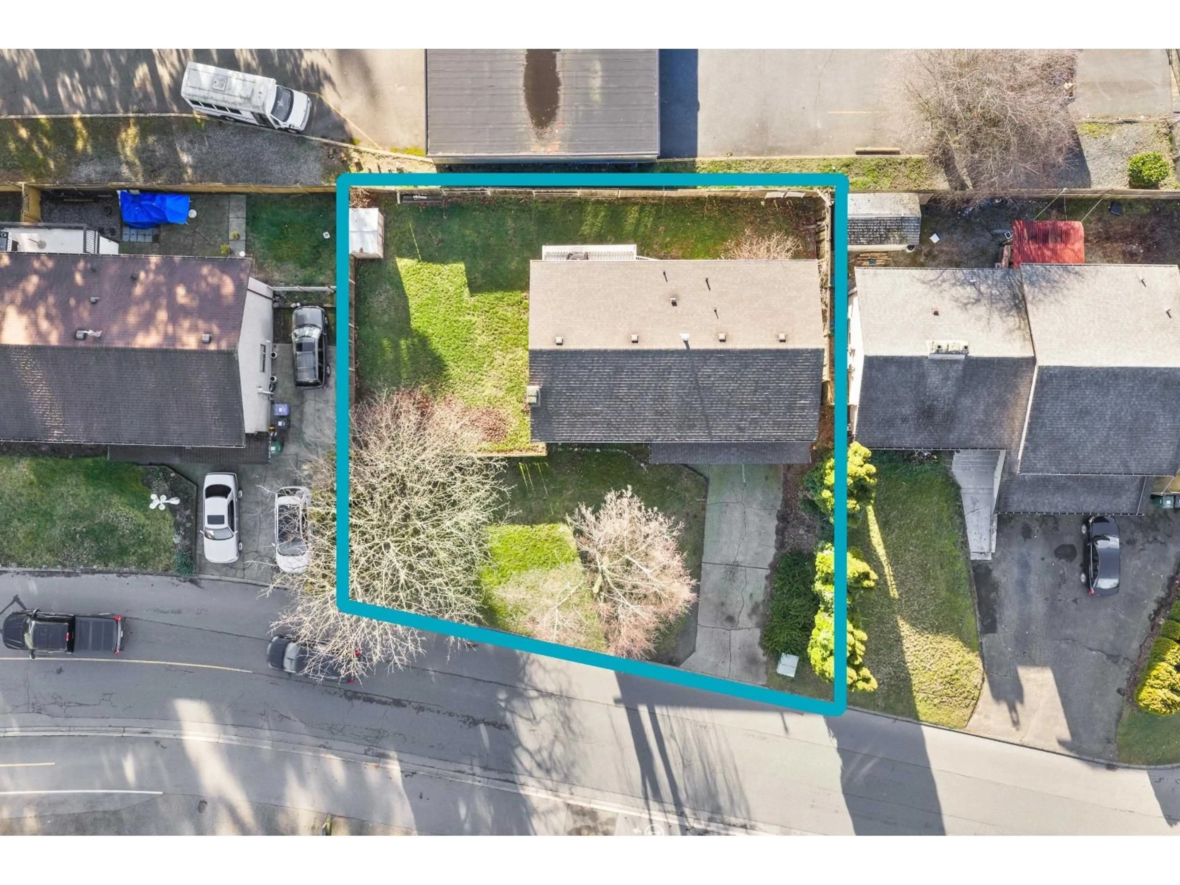 A pic from outside/outdoor area/front of a property/back of a property/a pic from drone, street for 31974 CHARLOTTE AVENUE, Abbotsford British Columbia V2T4K8