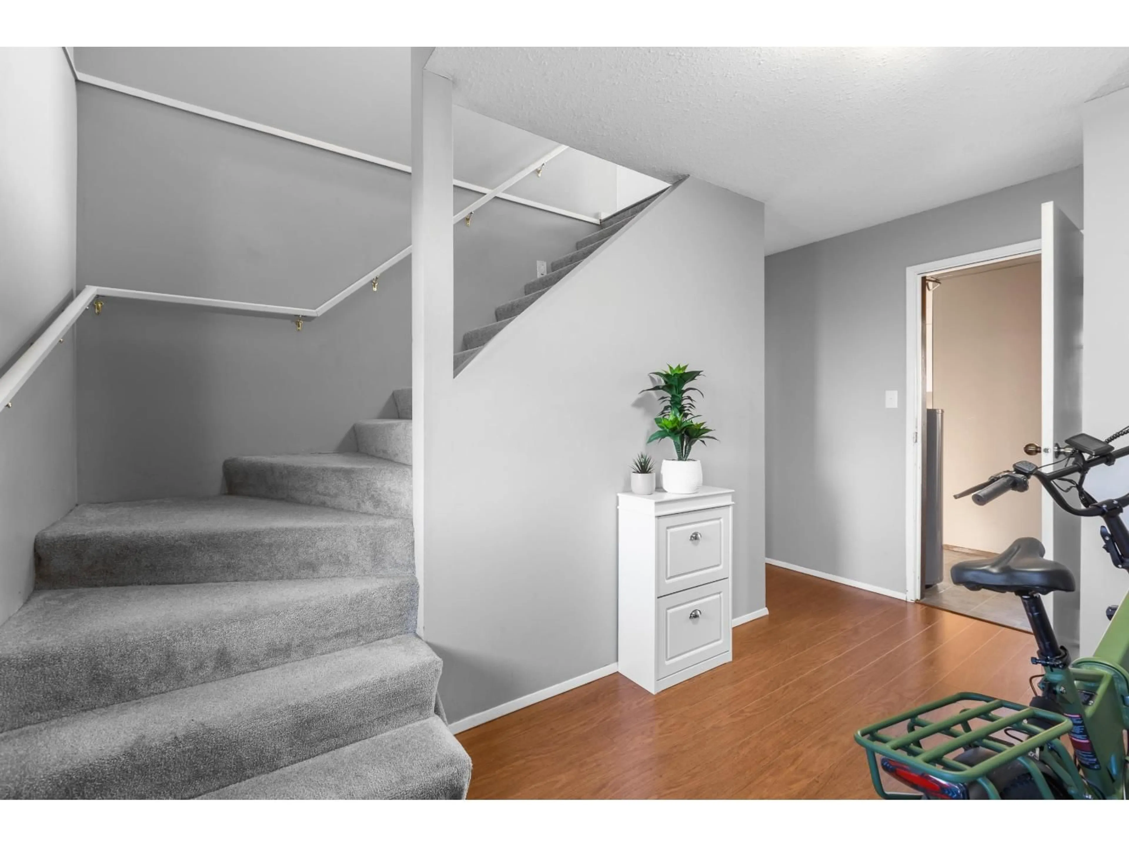 Indoor entryway for 31974 CHARLOTTE AVENUE, Abbotsford British Columbia V2T4K8