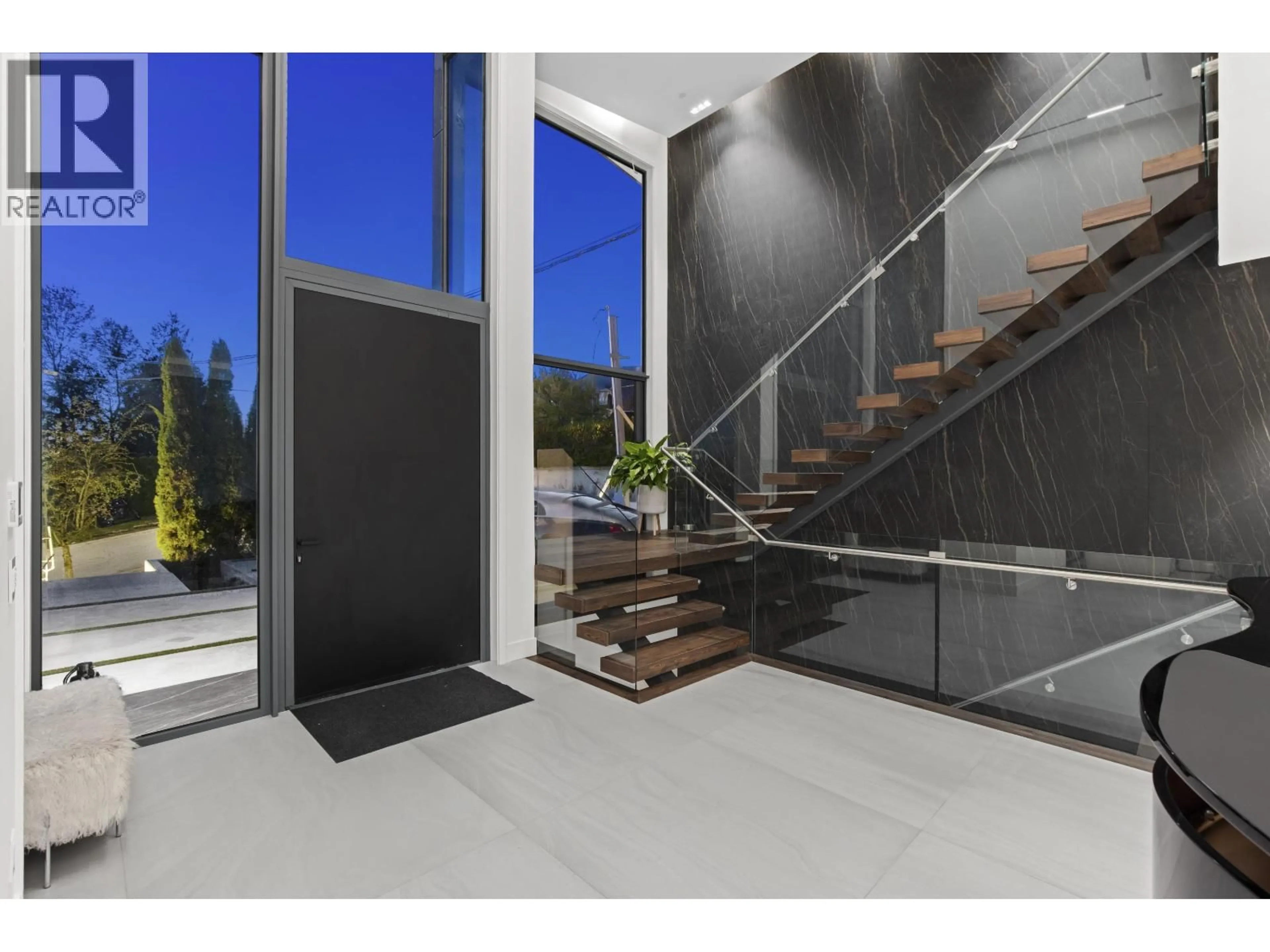 Indoor foyer for 1840 ORCHARD WAY, West Vancouver British Columbia V7V4G2