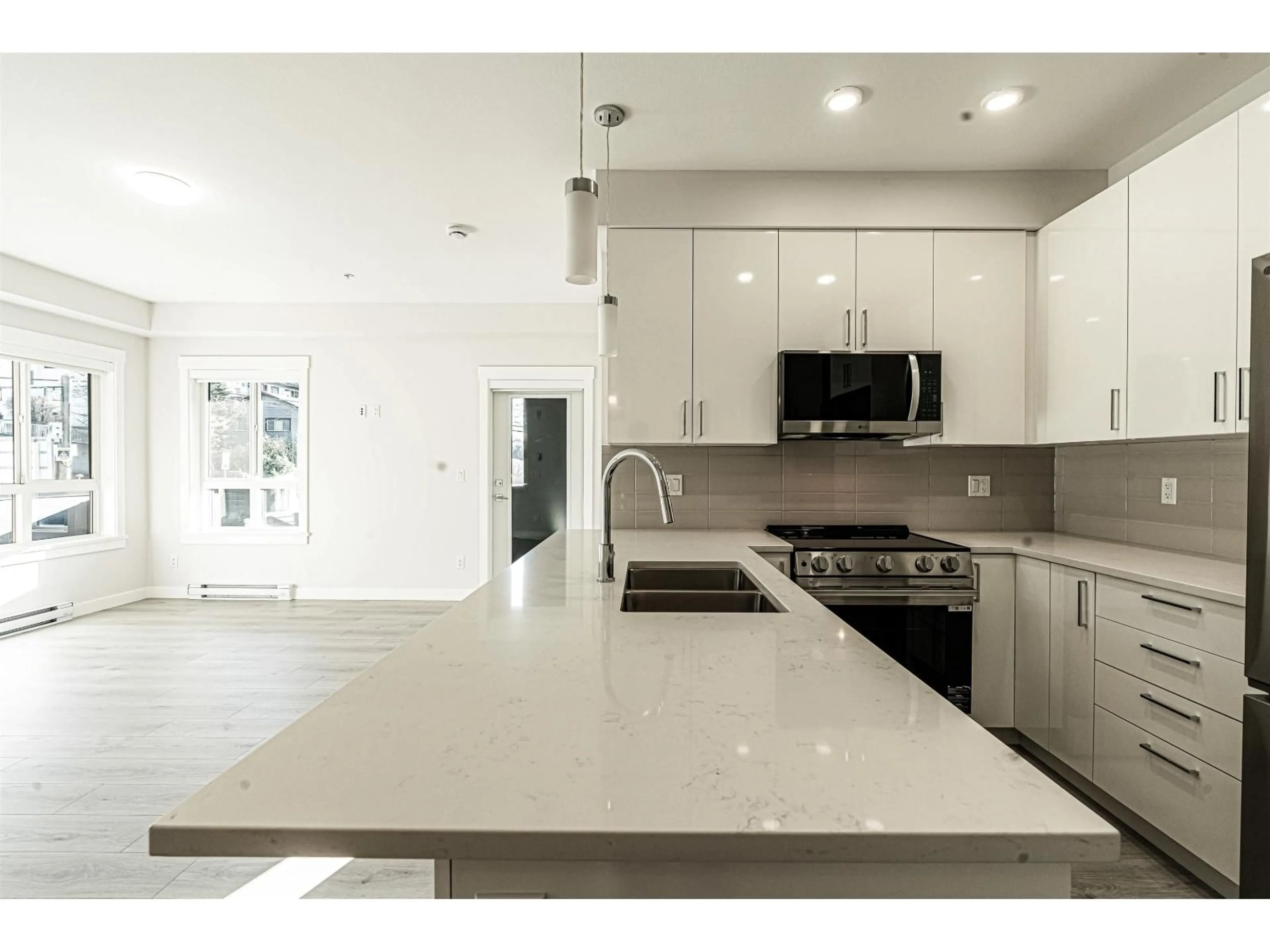 Open concept kitchen, ceramic/tile floor for 217 - 33886 PINE STREET, Abbotsford British Columbia V2S0N9