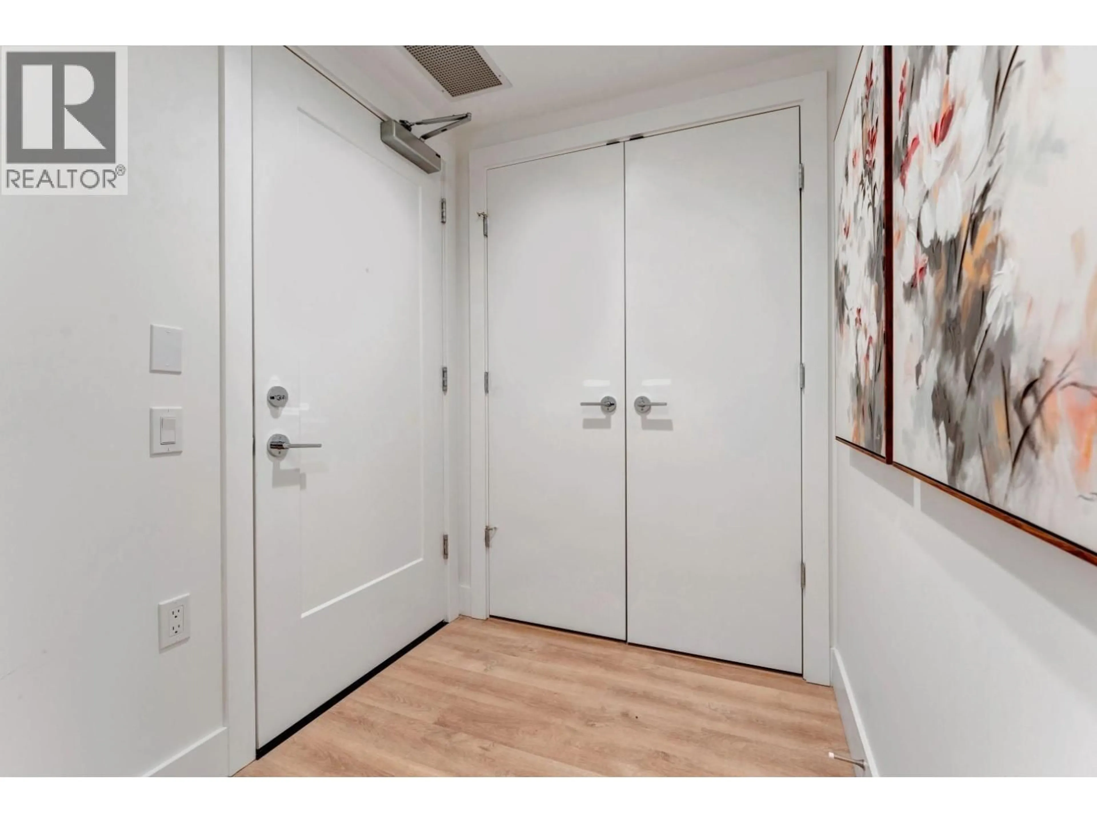 Indoor entryway for 105 - 2325 EMERY COURT, North Vancouver British Columbia V7J0E8