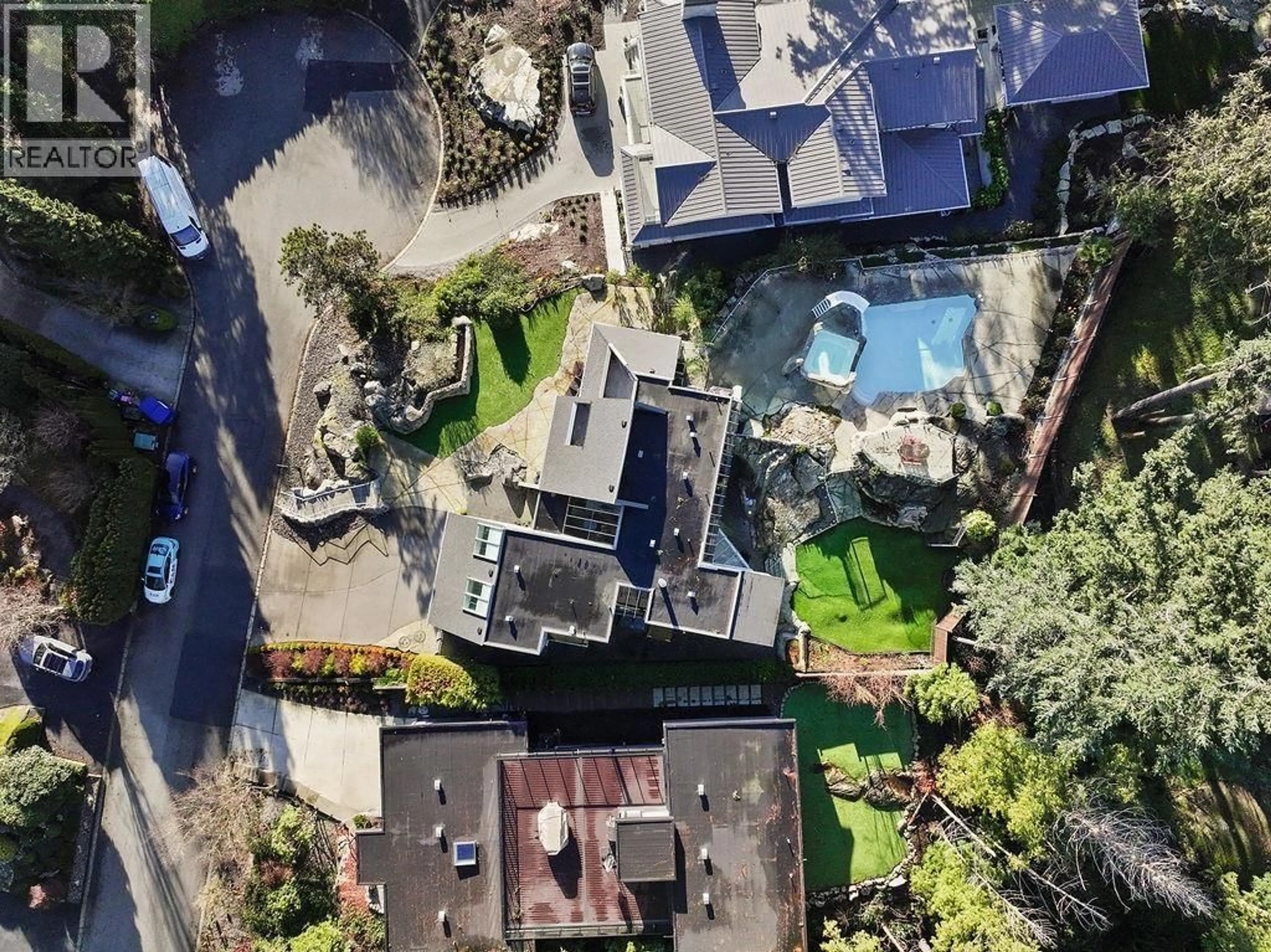 A pic from outside/outdoor area/front of a property/back of a property/a pic from drone, city buildings view from balcony for 3722 SOUTHRIDGE PLACE, West Vancouver British Columbia V7V3H8