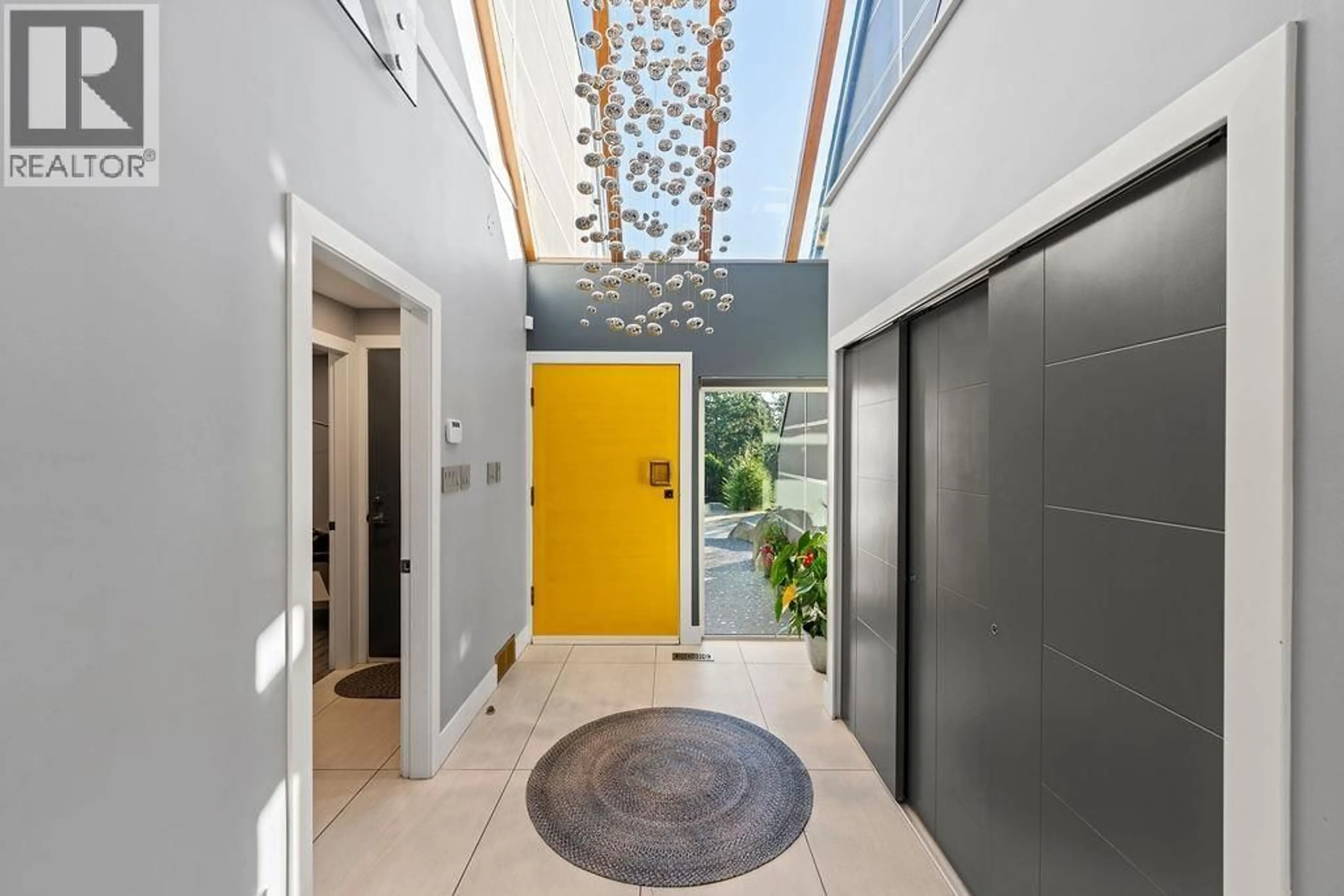 Indoor entryway for 3722 SOUTHRIDGE PLACE, West Vancouver British Columbia V7V3H8