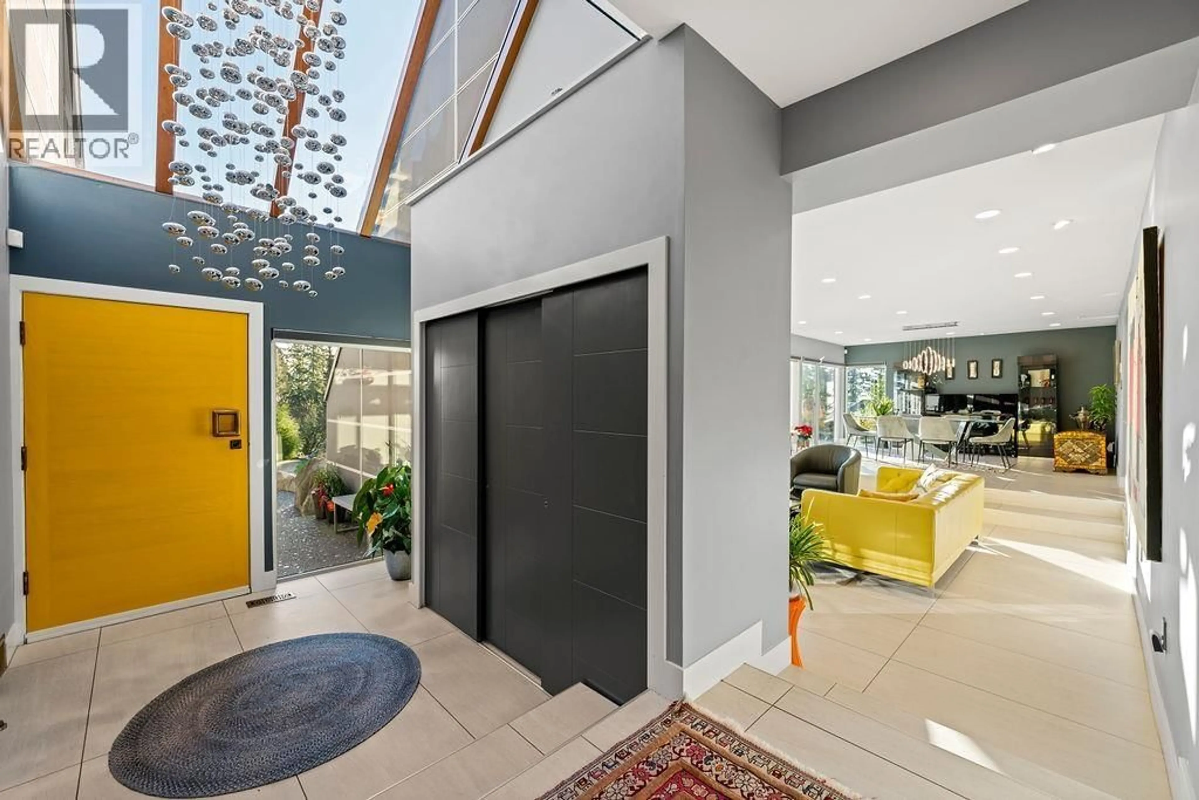 Indoor foyer for 3722 SOUTHRIDGE PLACE, West Vancouver British Columbia V7V3H8