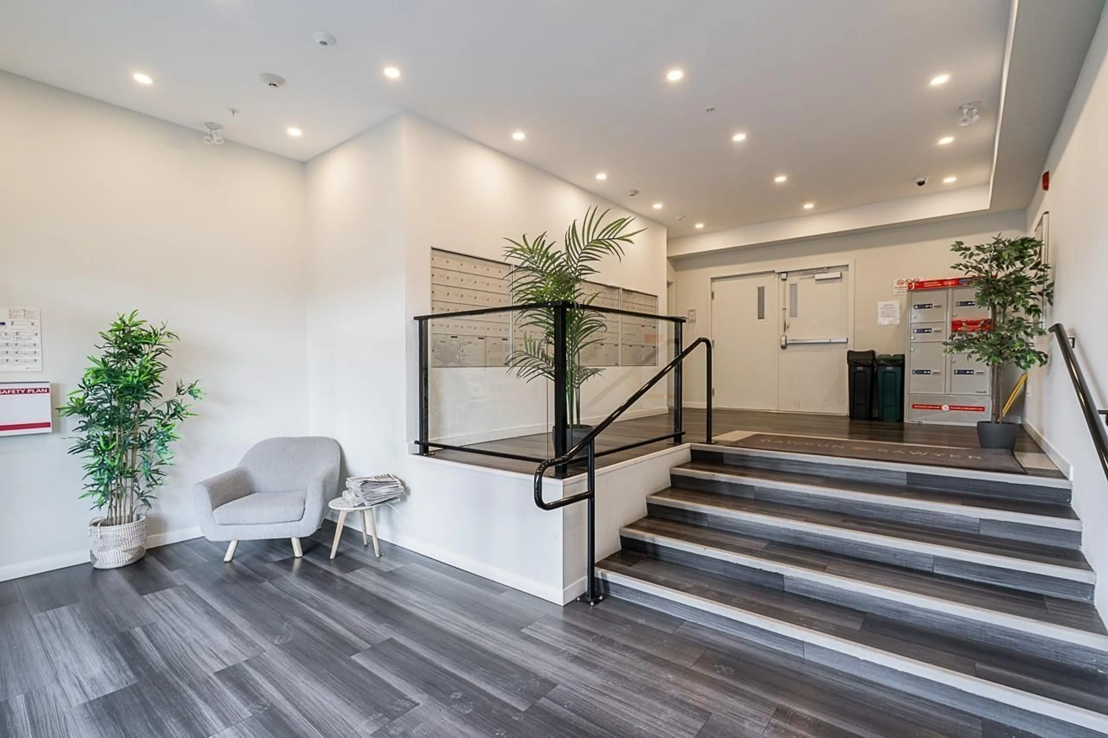 Indoor foyer for 502 - 13623 81A AVENUE, Surrey British Columbia V3W3N7