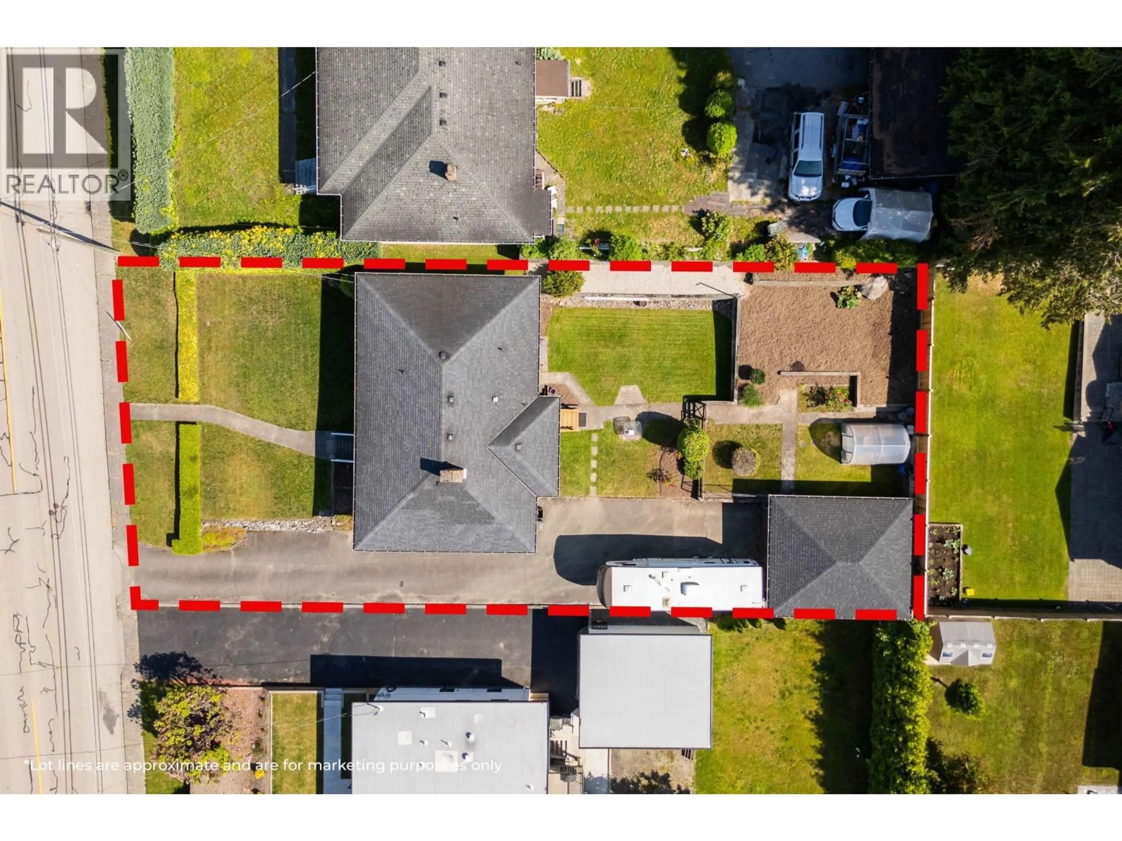 A pic from outside/outdoor area/front of a property/back of a property/a pic from drone, street for 7988 SUSSEX AVENUE, Burnaby British Columbia V5J3W3