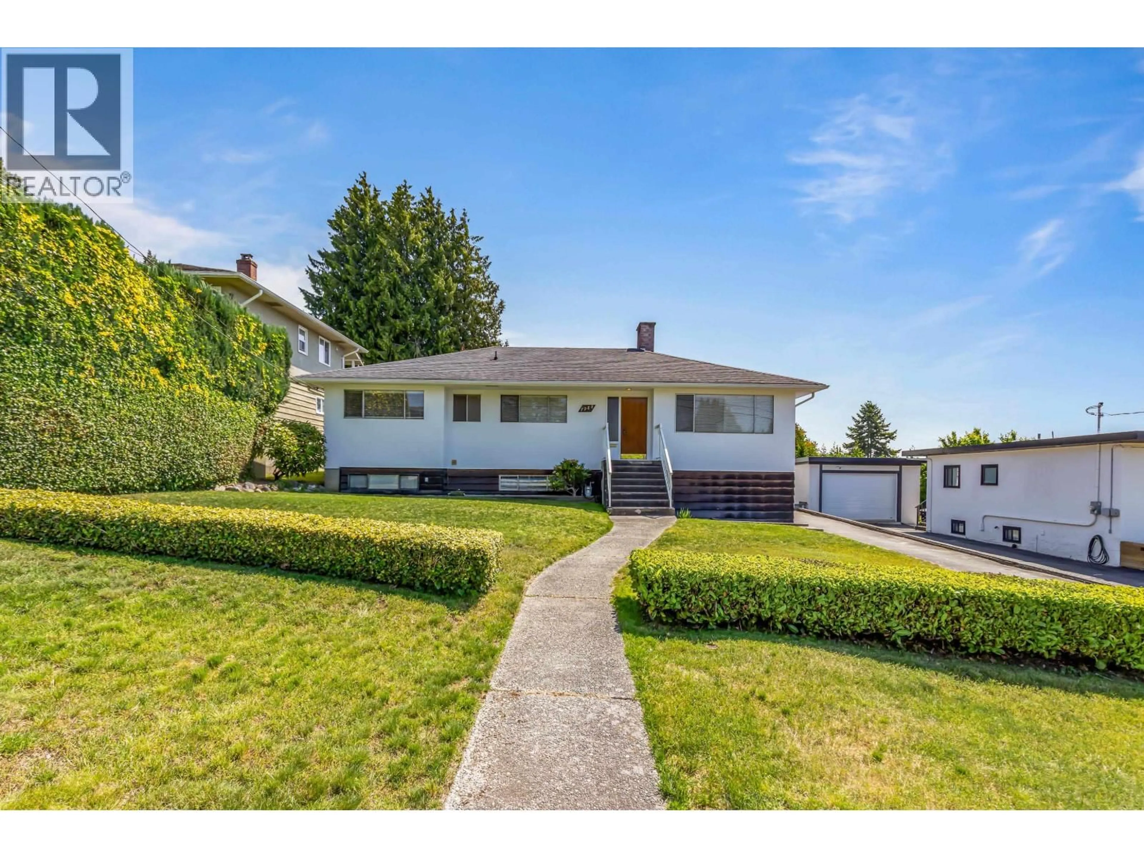 A pic from outside/outdoor area/front of a property/back of a property/a pic from drone, street for 7988 SUSSEX AVENUE, Burnaby British Columbia V5J3W3