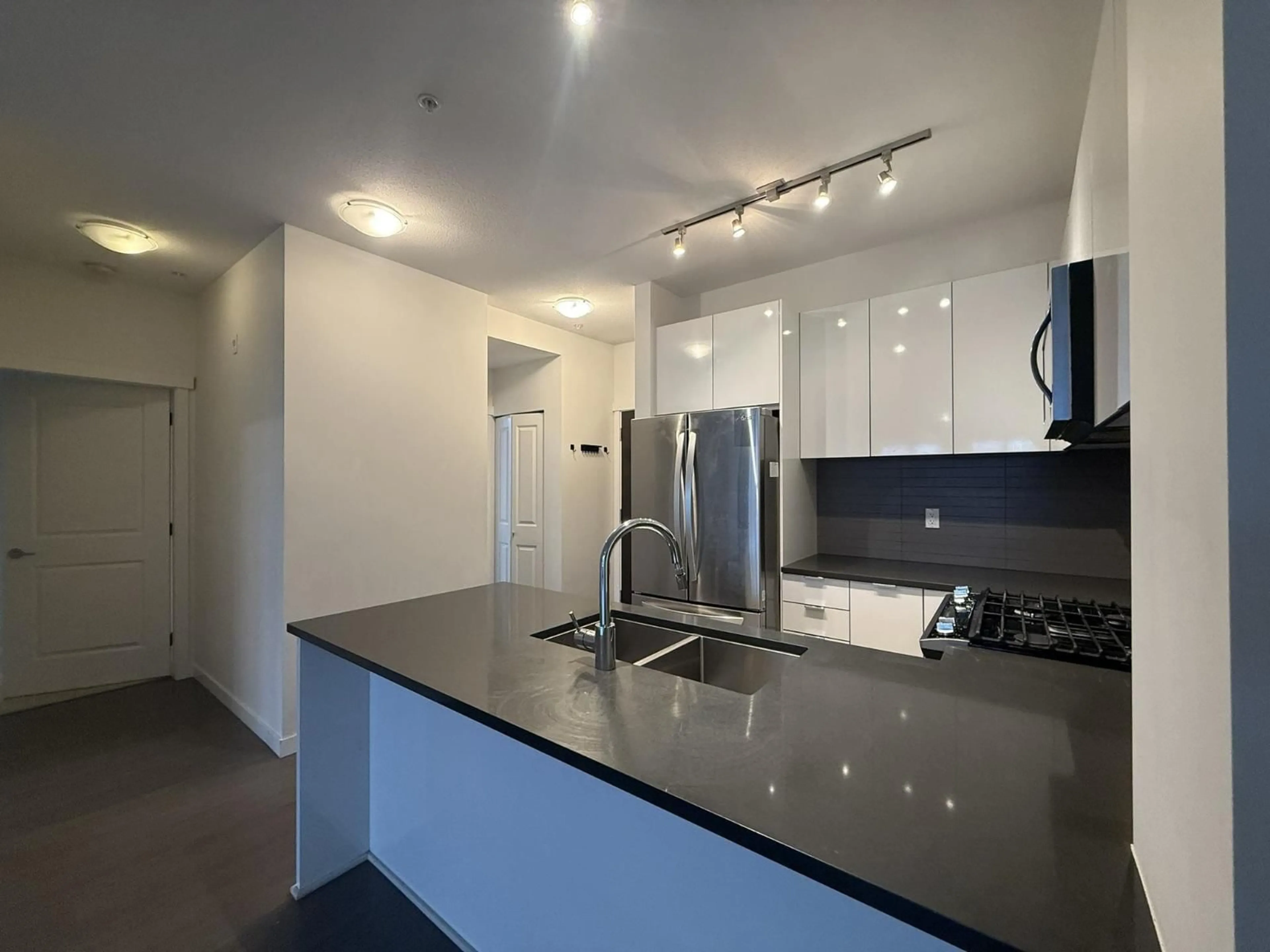 Standard kitchen, unknown for 302 - 15137 33 AVENUE, Surrey British Columbia V3Z0Y1