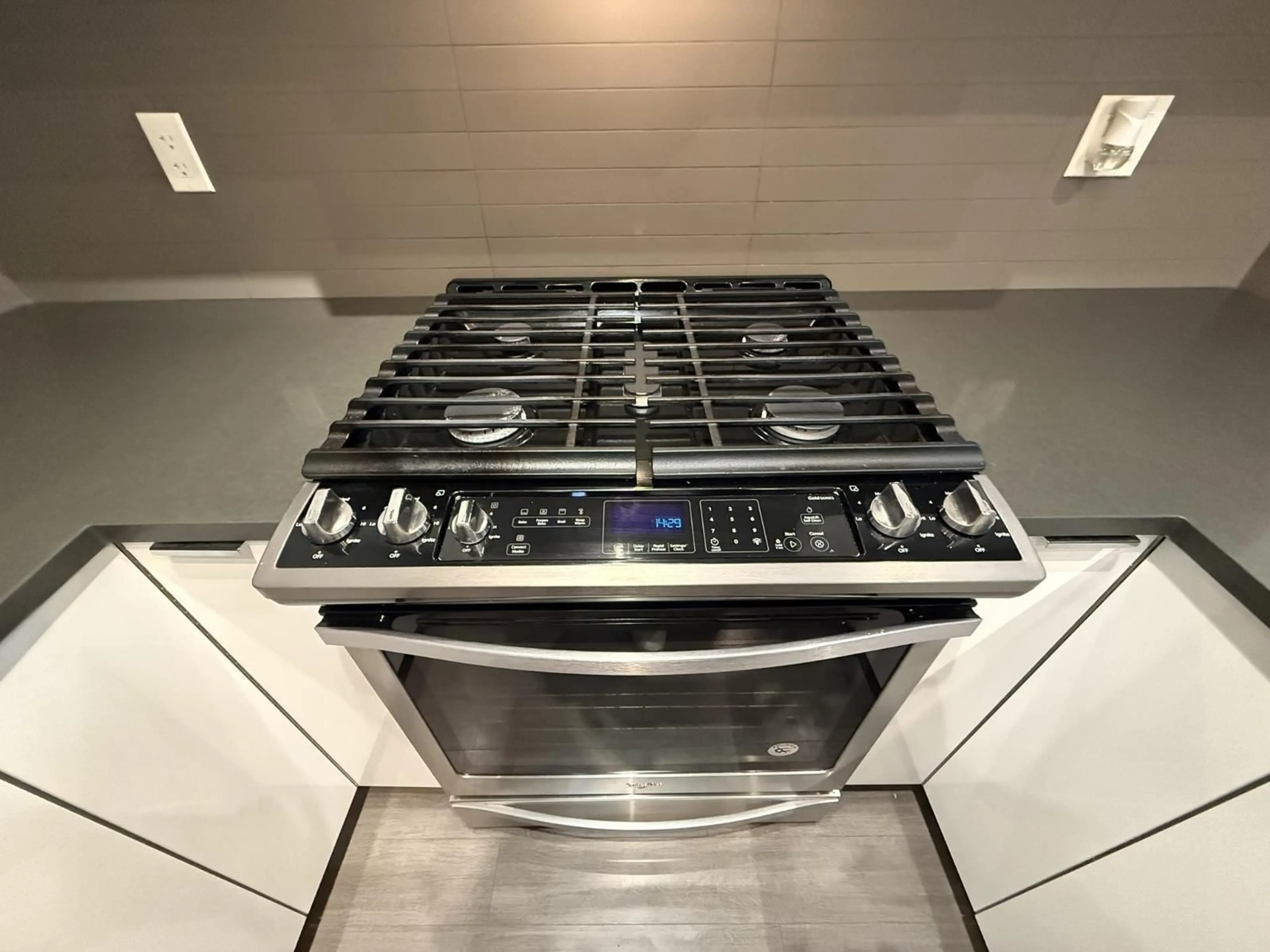 Contemporary kitchen, ceramic/tile floor for 302 - 15137 33 AVENUE, Surrey British Columbia V3Z0Y1