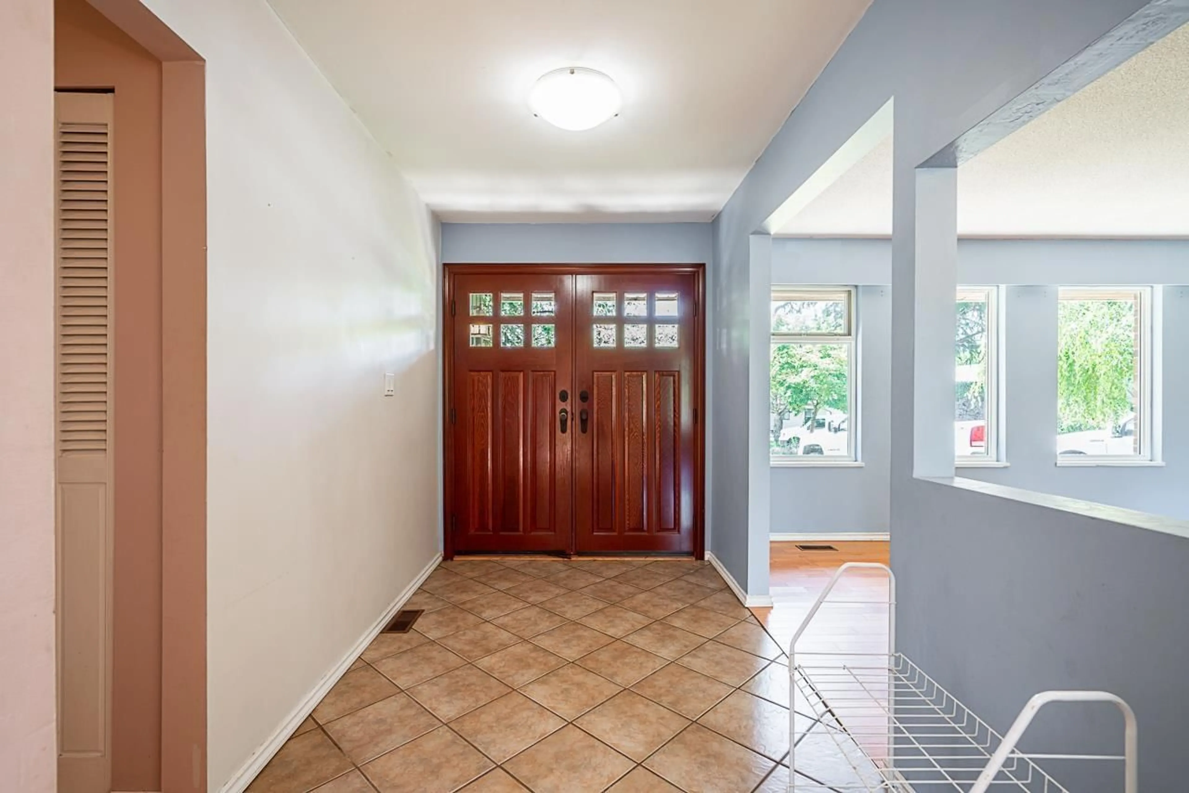 Indoor entryway for 6520 BRADFORD PLACE, Delta British Columbia V4E1G3