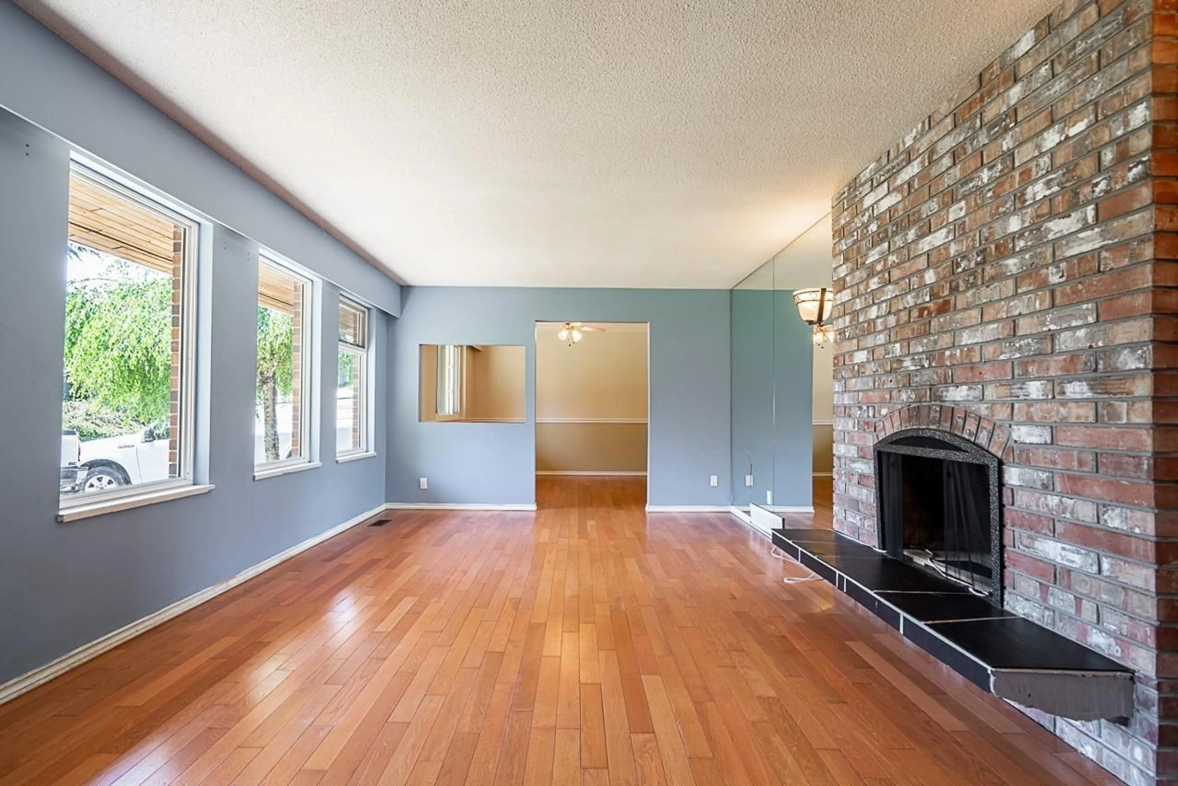 Living room with furniture, wood/laminate floor for 6520 BRADFORD PLACE, Delta British Columbia V4E1G3