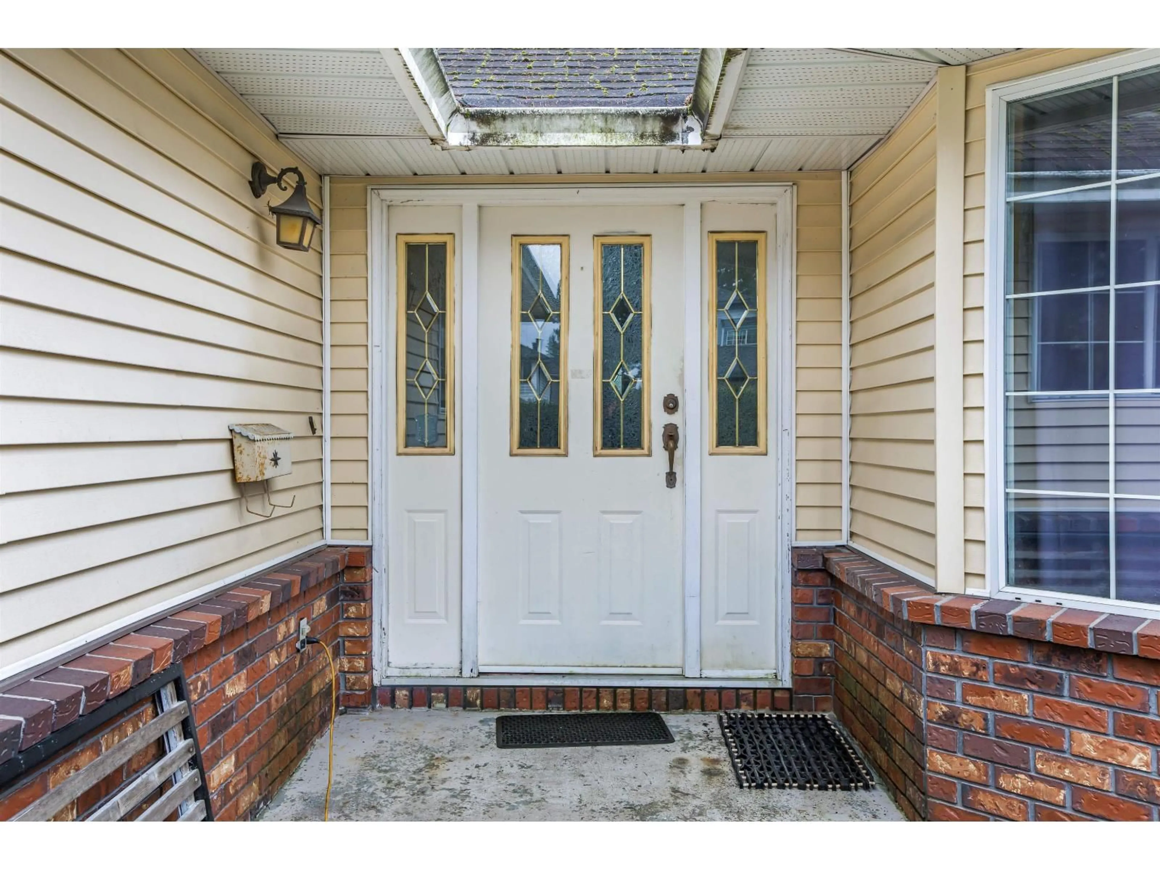 Indoor entryway for 15482 92A AVENUE, Surrey British Columbia V3R9B1